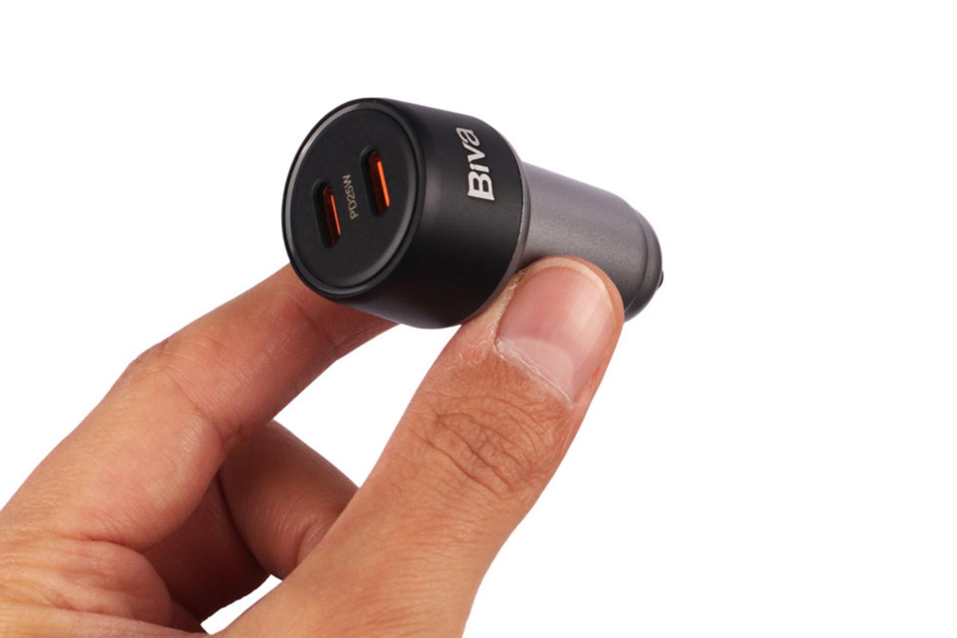 ابعاد شارژر بیوا Biva CC-37 در دست