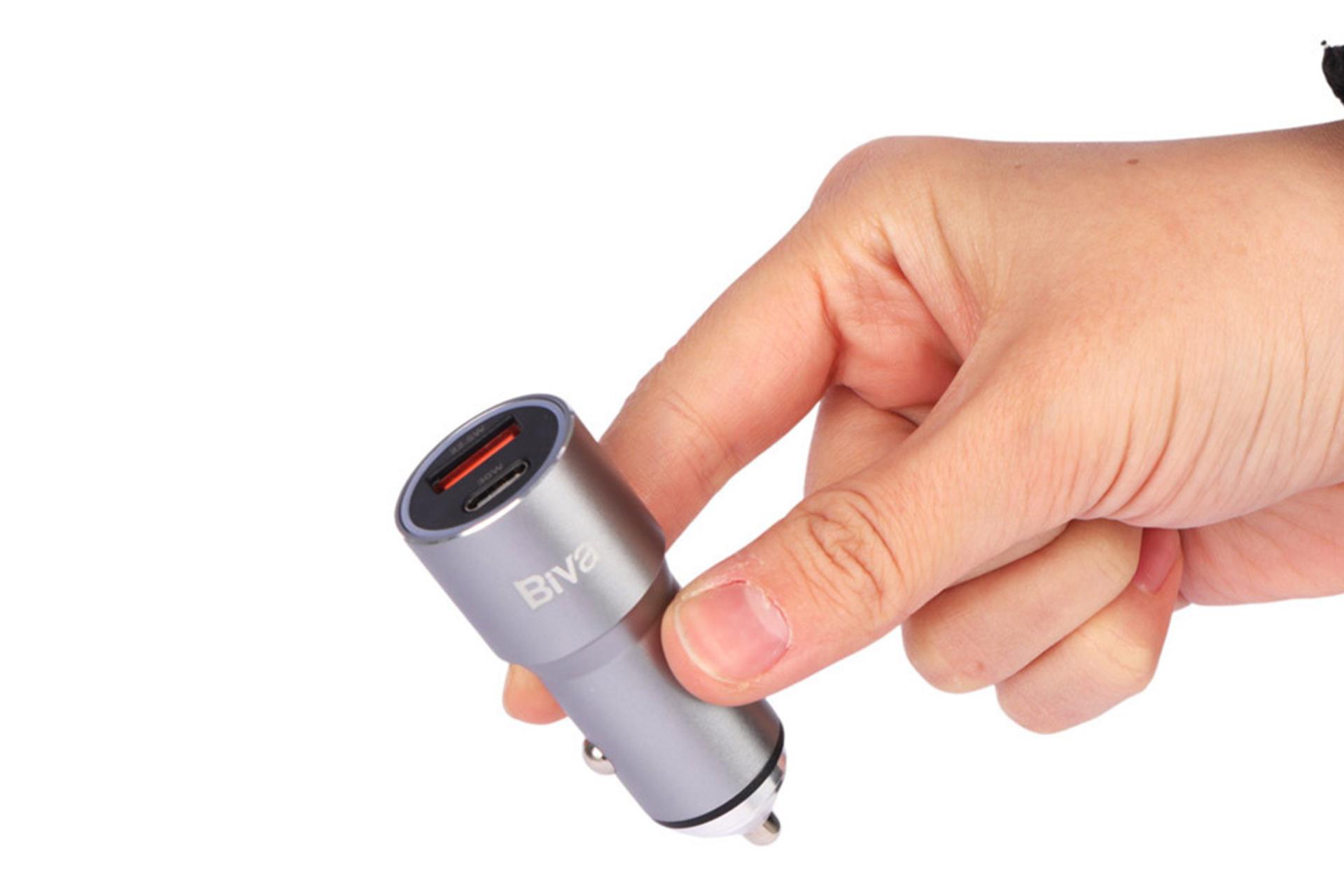 ابعاد شارژر بیوا Biva CC-17 در دست