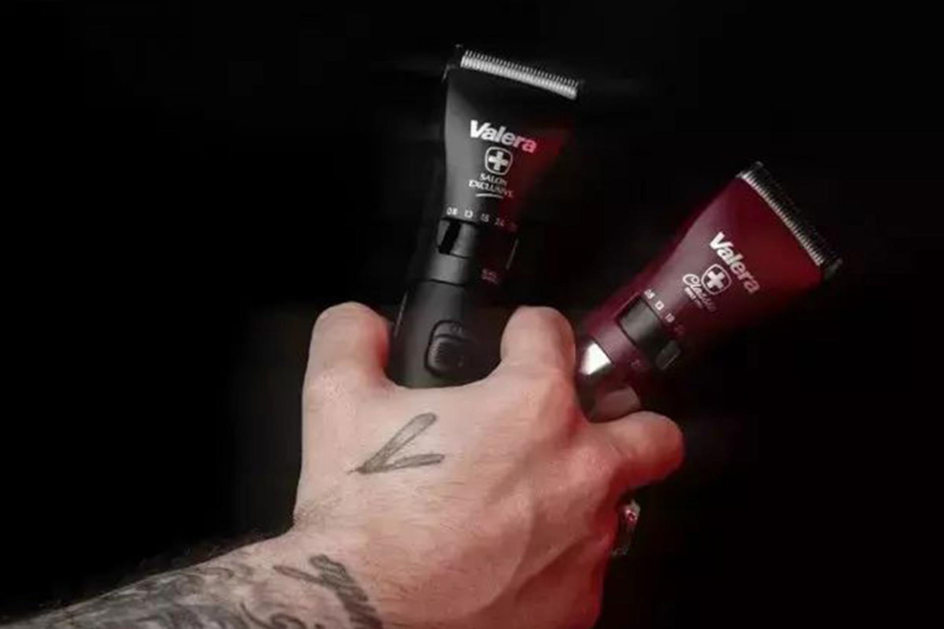 ماشین اصلاح والرا Valera Creator Pro رنگ مشکی و قرمز در دست