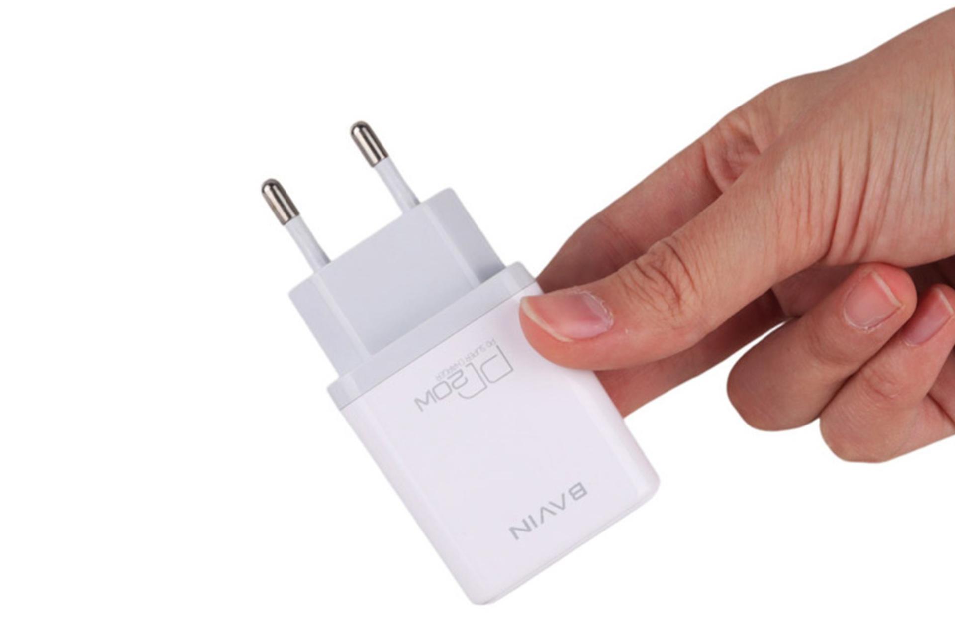 ابعاد شارژر باوین Bavin PC827Y در دست