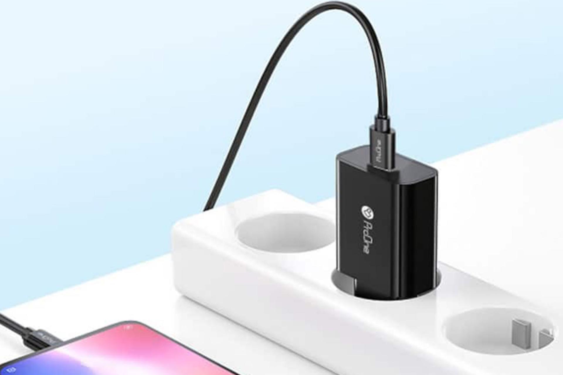 نمای درحال کار شارژر پرو وان ProOne PWC501 With Type-C Cable