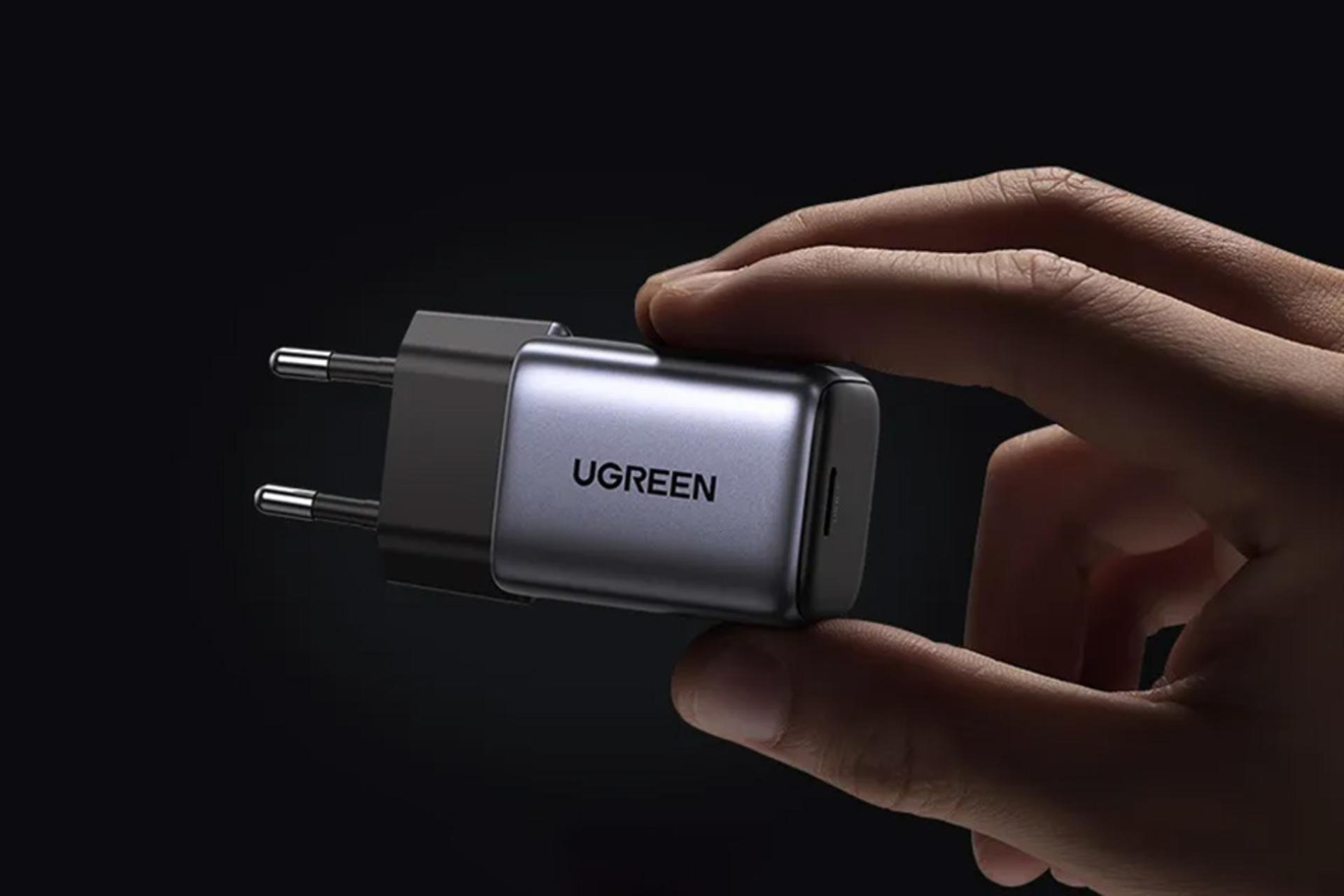 ابعاد شارژر یوگرین UGREEN CD319-90666 در دست