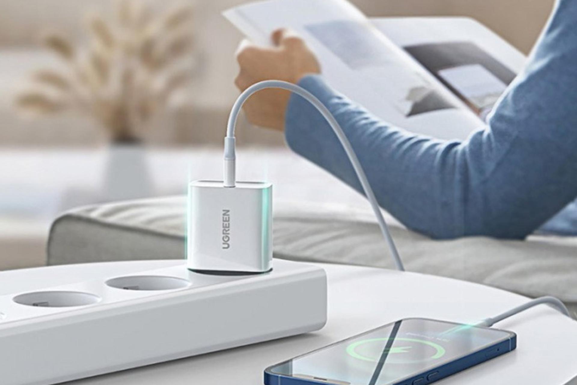 نمای درحال کار شارژر یوگرین UGREEN CD137-50698 With Lightning Cable