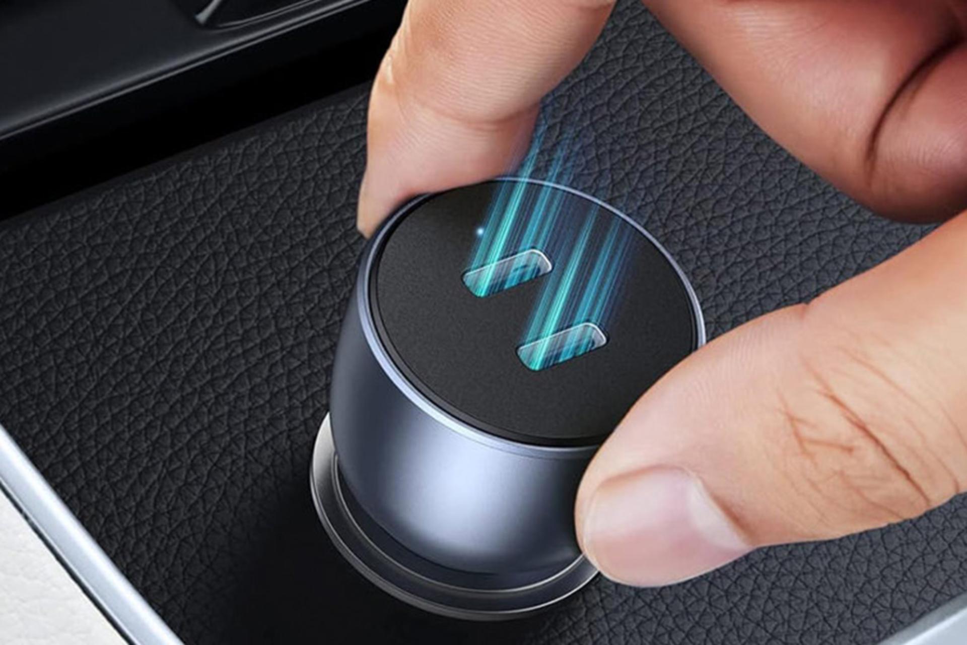 ابعاد شارژر یوگرین UGREEN 70594 در دست