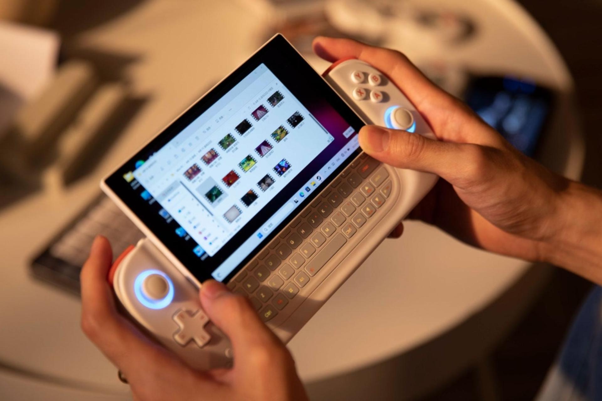 کنسول بازی آیانئو AYANEO SLIDE 7840U سفید در حال بازی