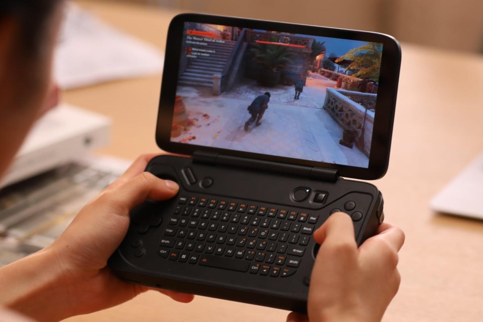 کنسول بازی آیانئو AYANEO FLIP KB مشکی در حال بازی