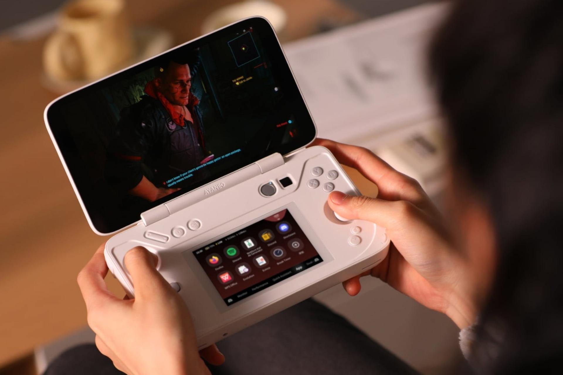 کنسول بازی آیانئو AYANEO FLIP DS سفید در حال بازی