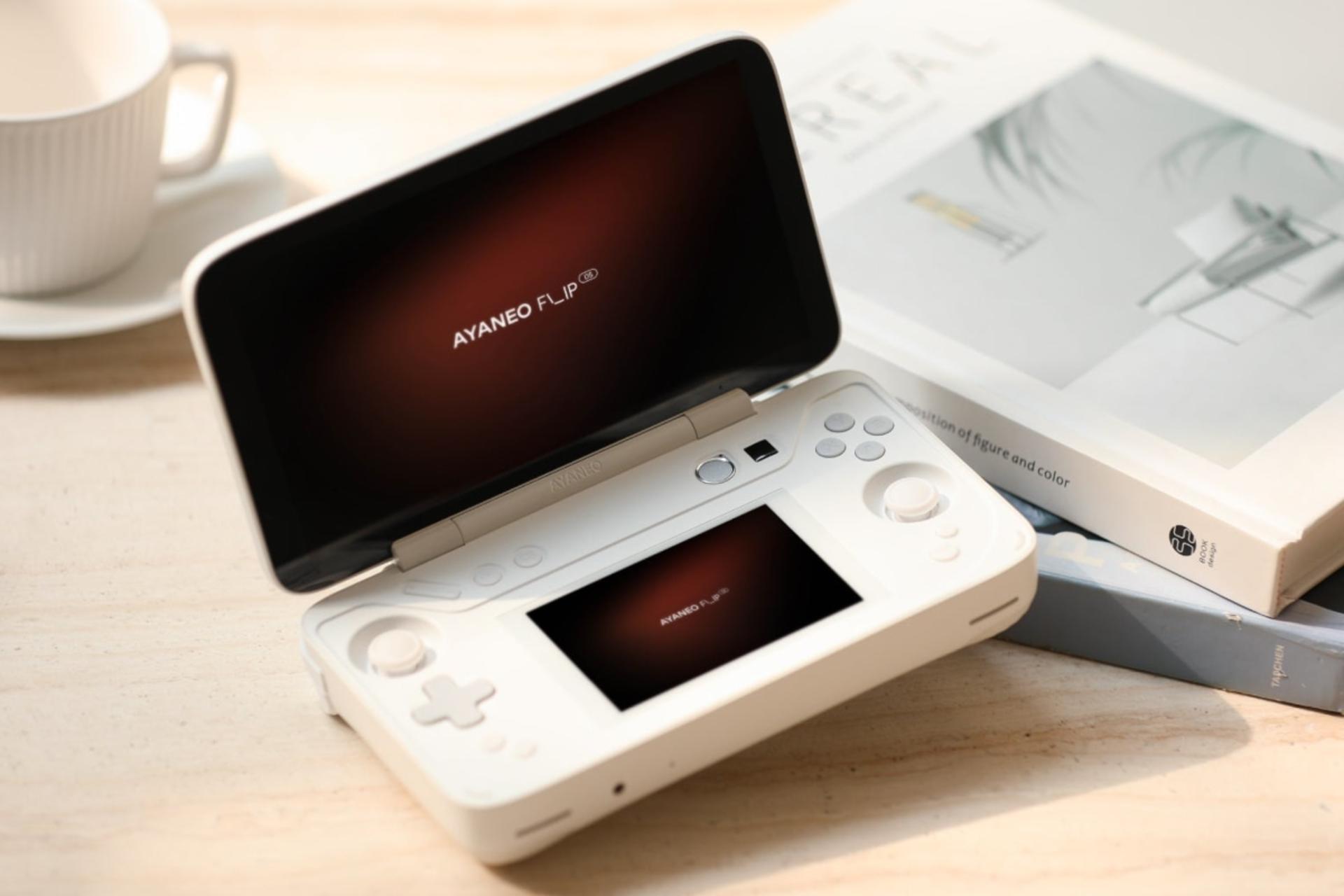 کنسول بازی آیانئو AYANEO FLIP DS سفید از نمای بالا