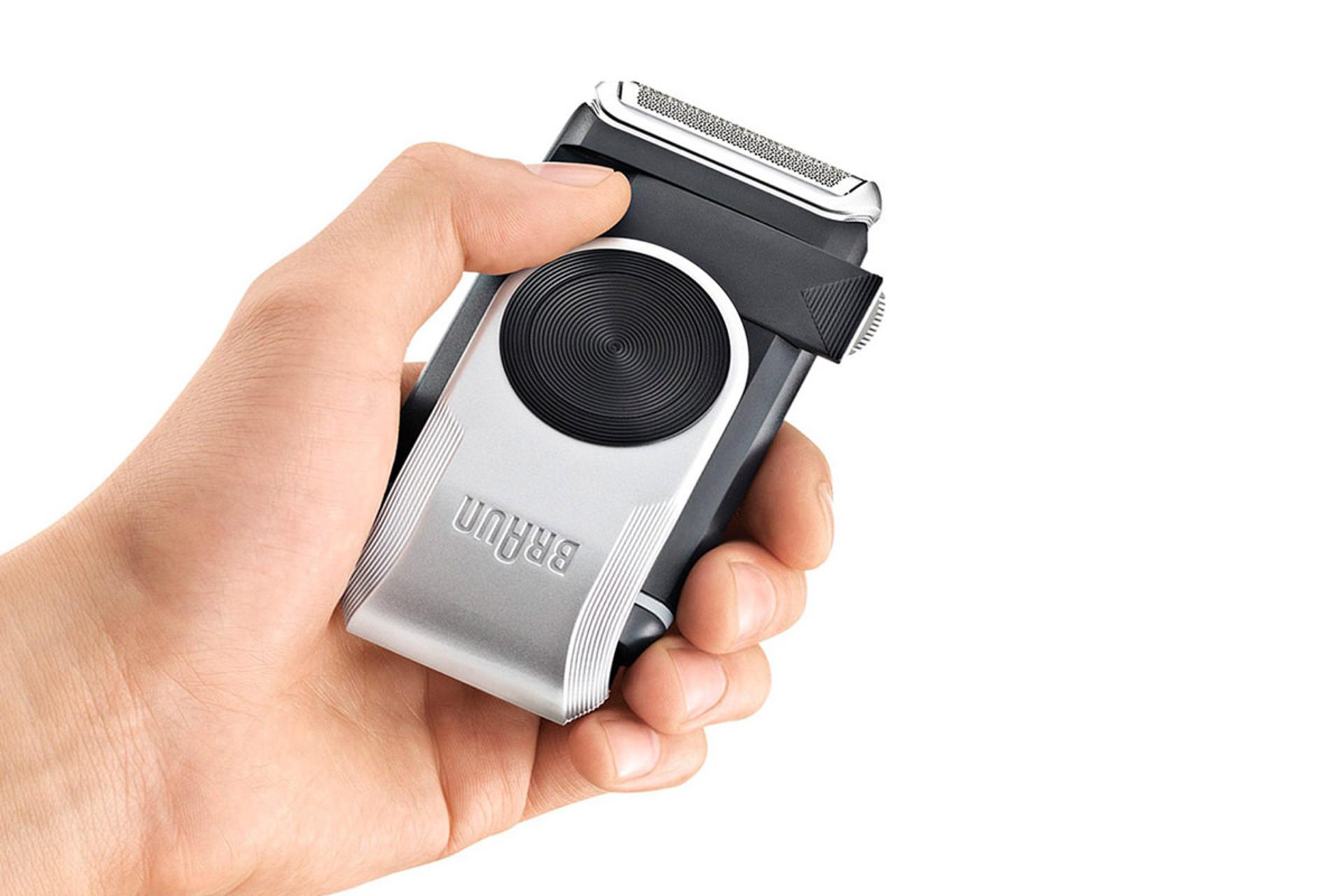 ماشین اصلاح و ریش تراش براون Braun M-90 نمای در دست