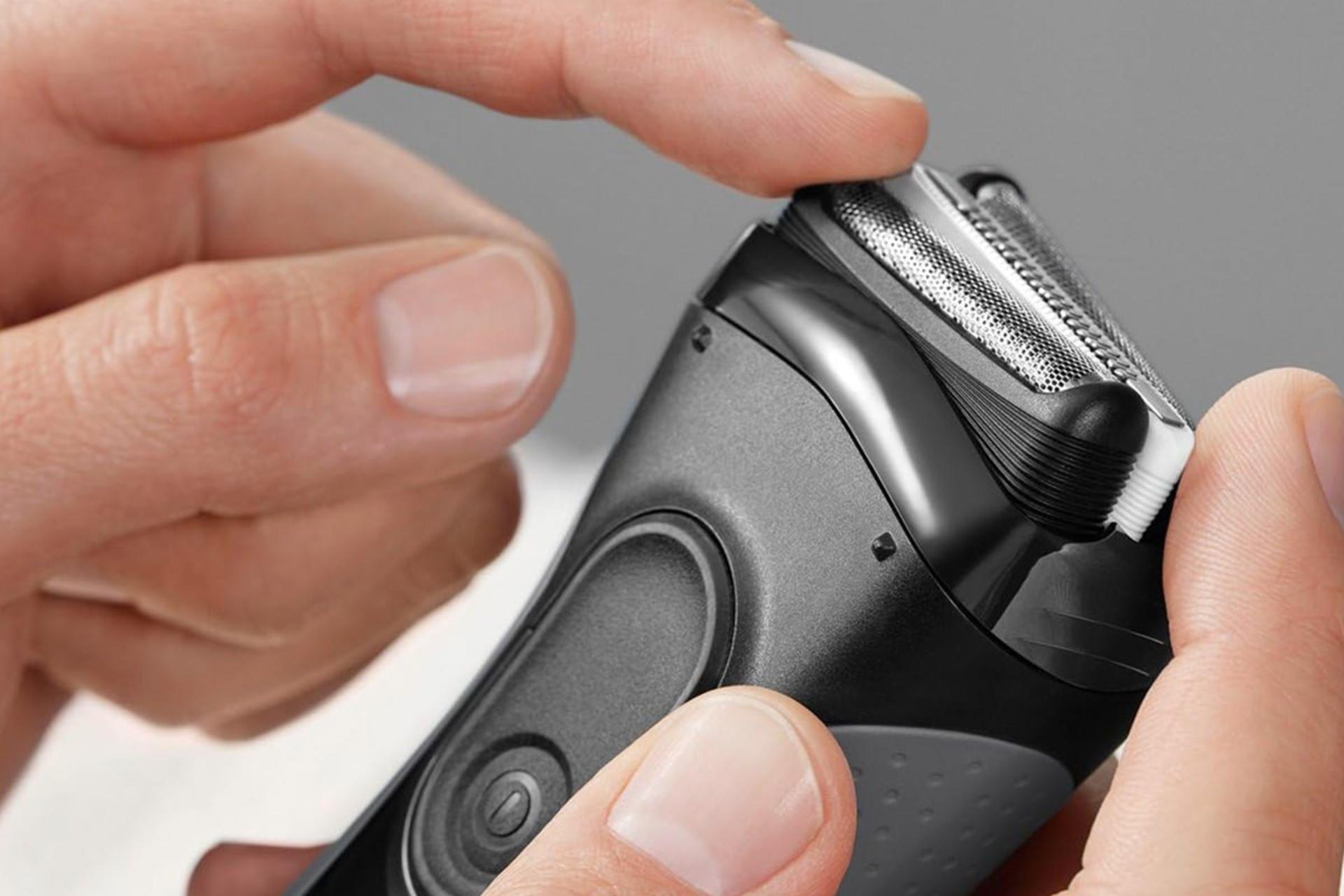 ماشین اصلاح و ریش تراش براون Braun 3000VS در دست