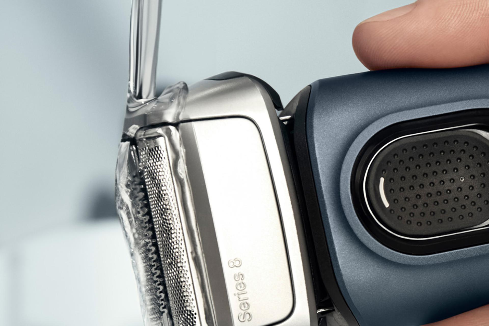 ماشین اصلاح و ریش تراش براون Braun 8513s در حال شستشوی سری