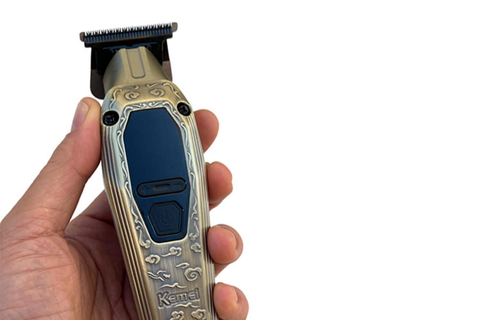 ماشین اصلاح و ریش تراش کیمی Kemei KM-1575 در دست