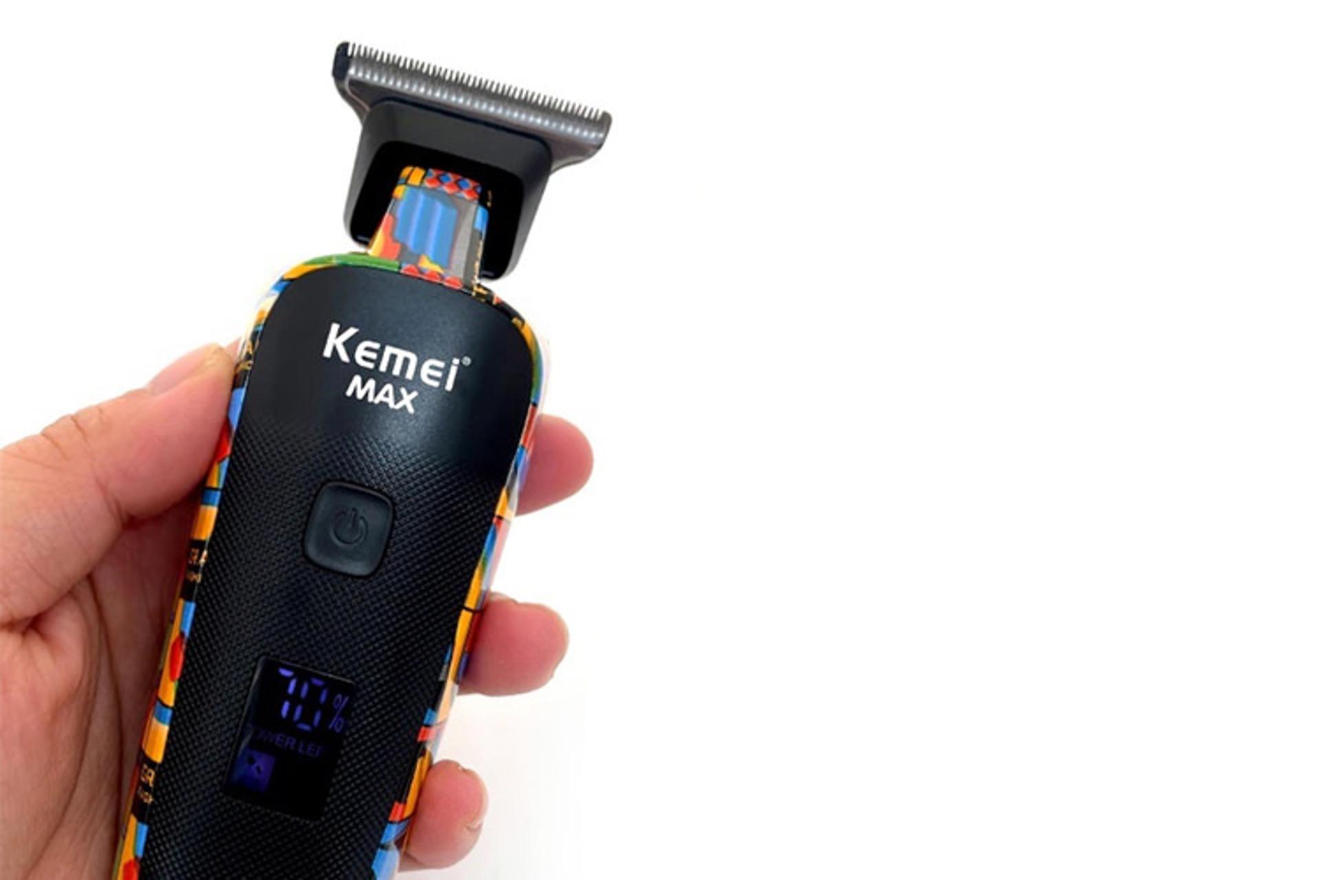 ماشین اصلاح و ریش تراش کیمی Kemei KM-MAX5090 در دست