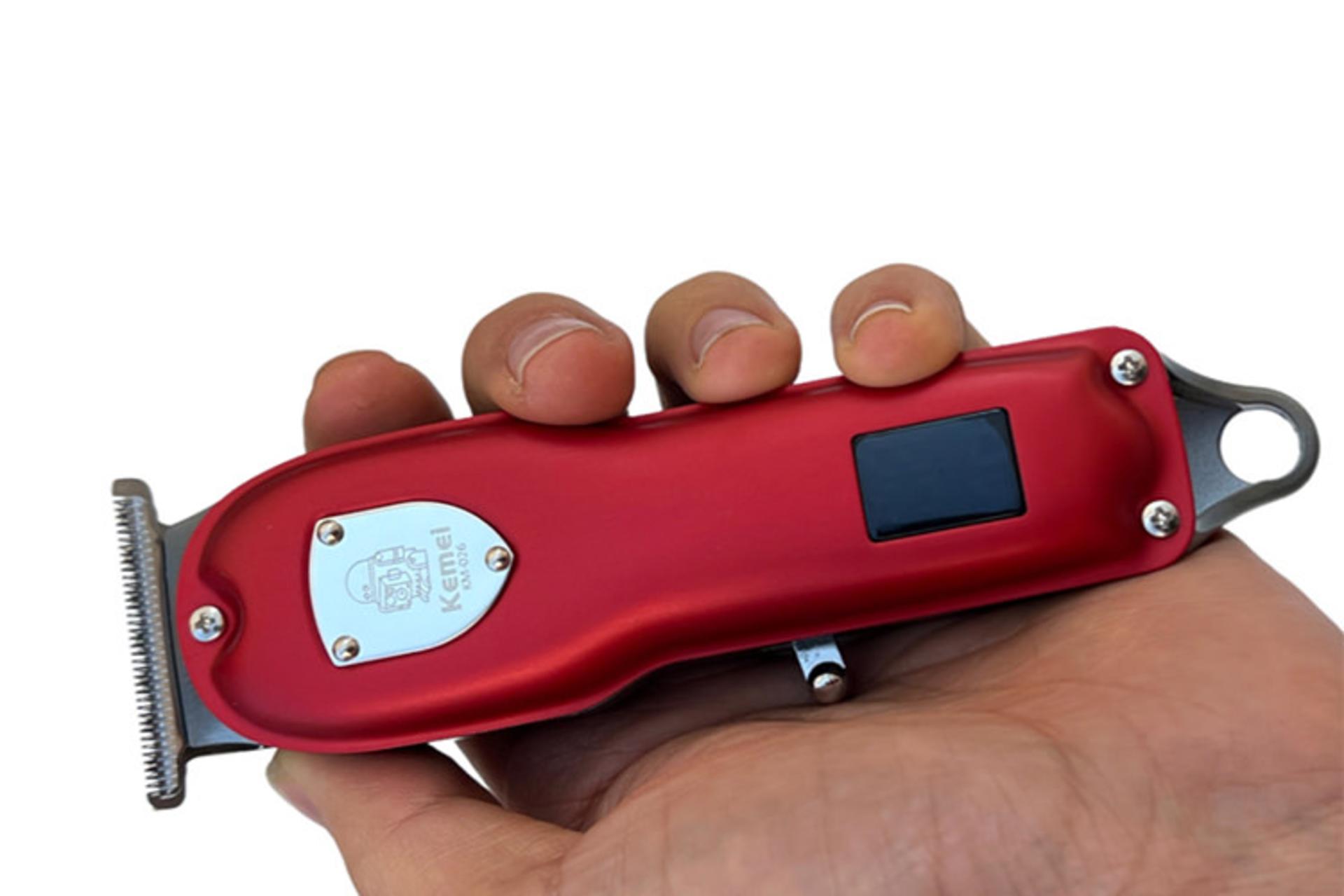 ماشین اصلاح و ریش تراش کیمی Kemei KM-026 نمای در دست