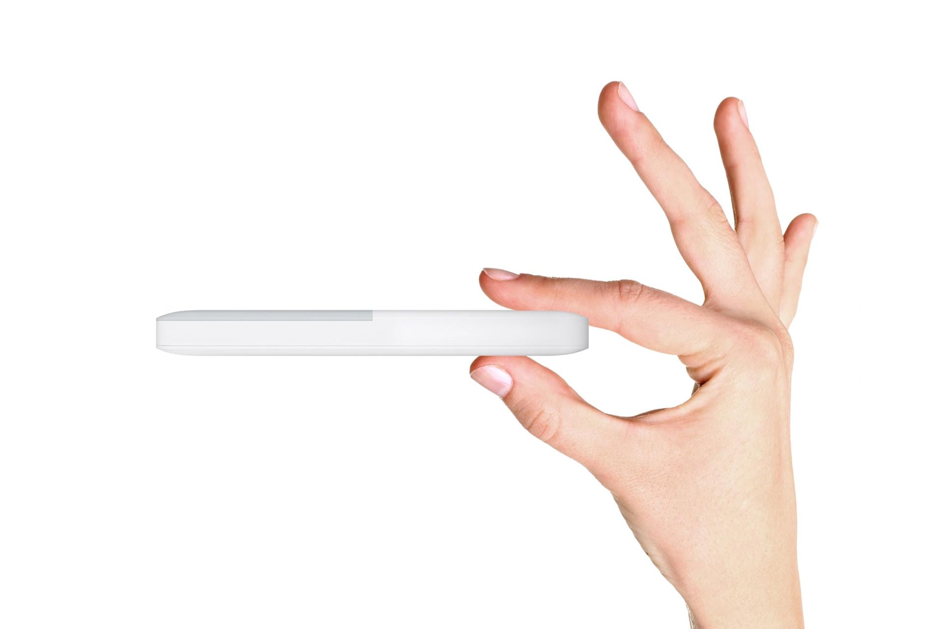 ابعاد مودم و روتر سیم‌ کارتی هواوی Huawei 4G Mobile WiFi 5 در دست