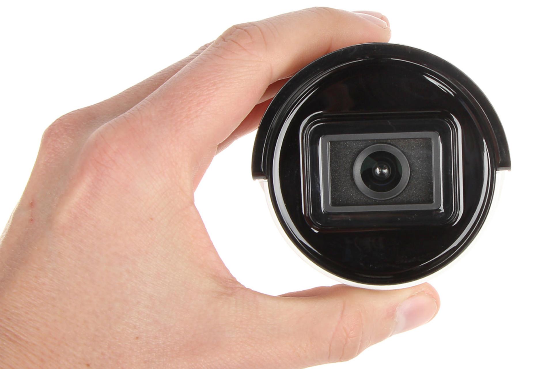 دوربین نظارتی هایک ویژن Hikvision DS-2CD2023G2-I در دست
