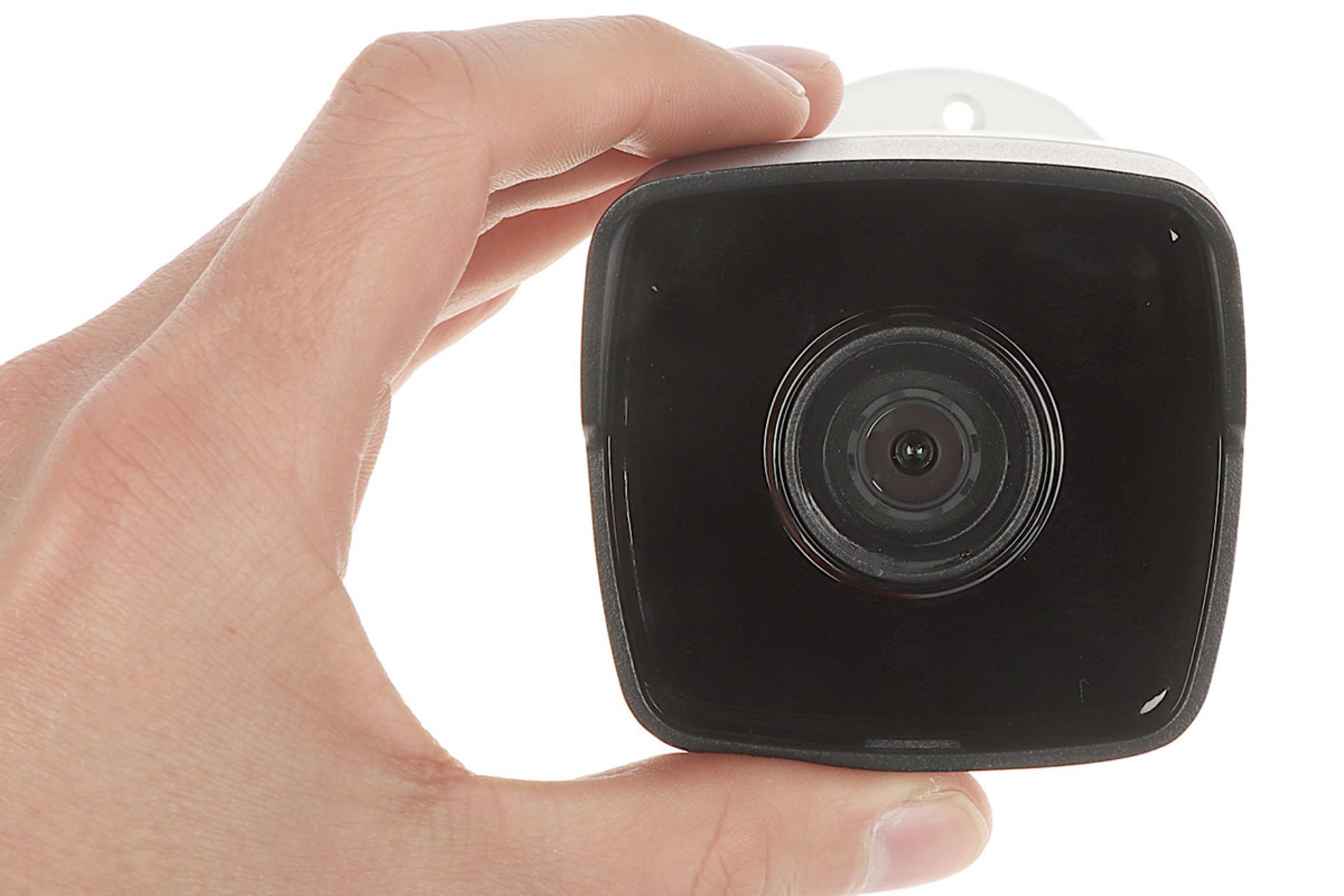 دوربین نظارتی هایک ویژن Hikvision DS-2CD1021G0E-I در دست