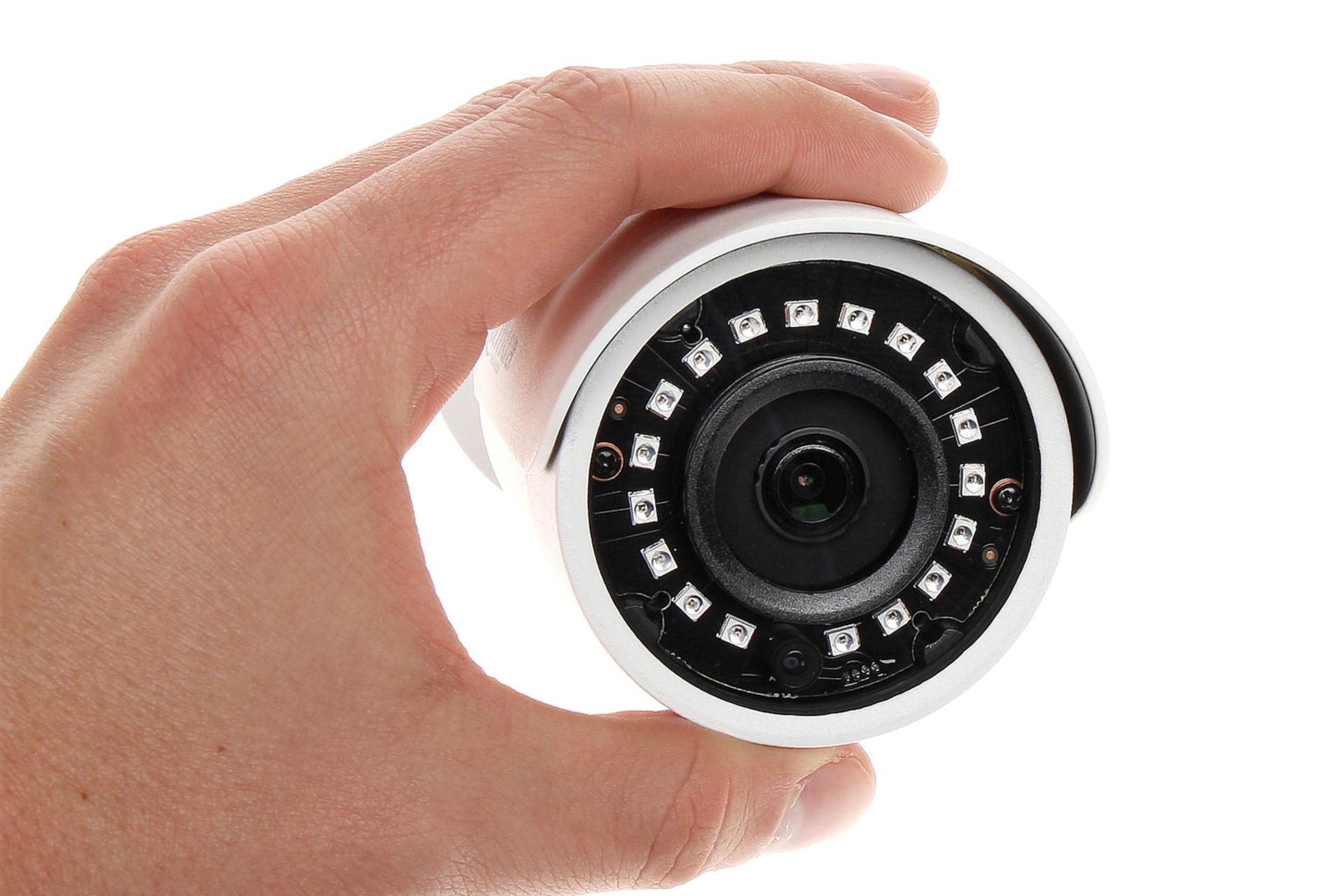 دوربین نظارتی داهوا Dahua DH-IPC-HFW1431S1P-S4 در دست