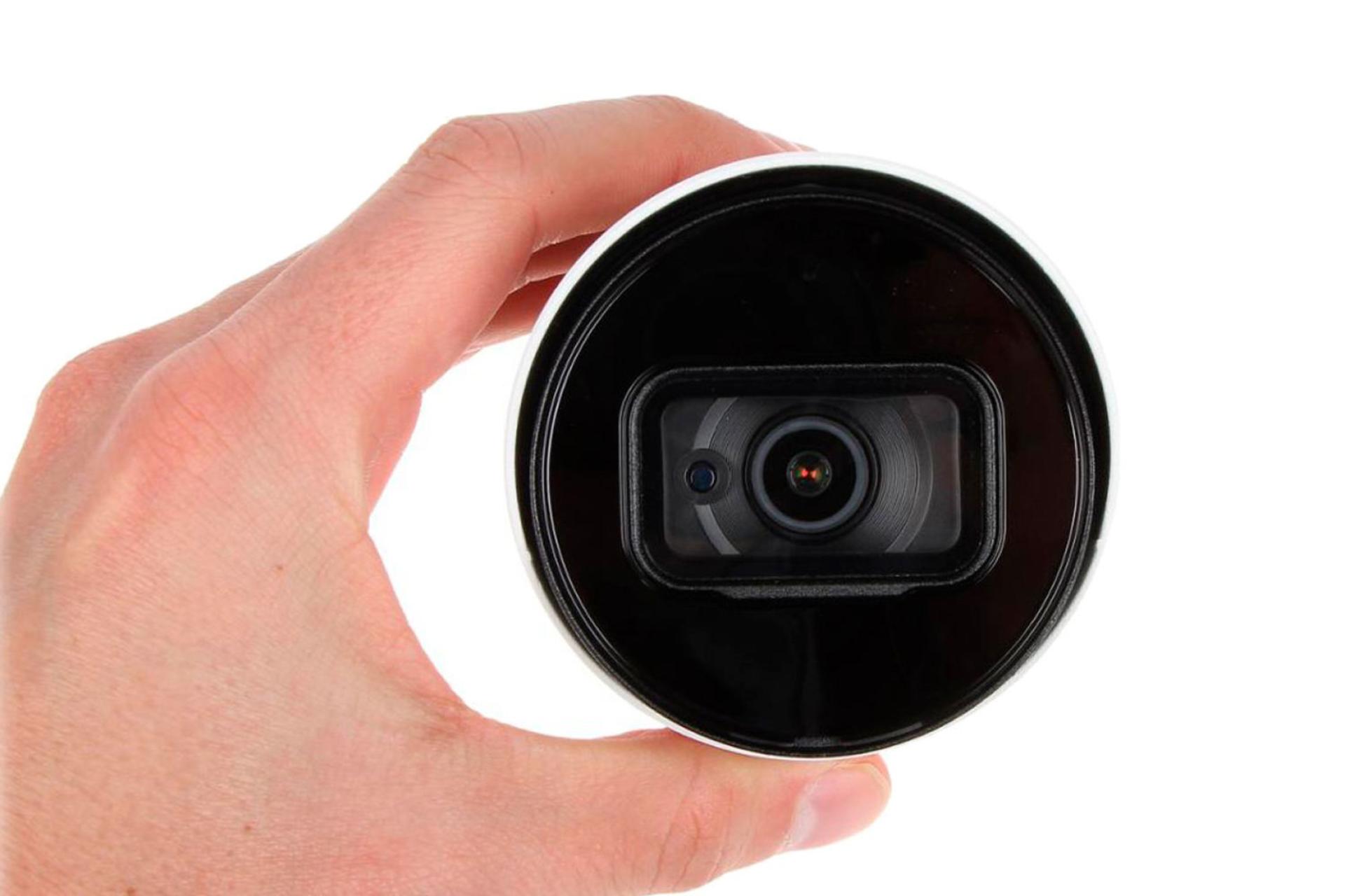 دوربین نظارتی داهوا Dahua DH-HAC-HFW1500T در دست