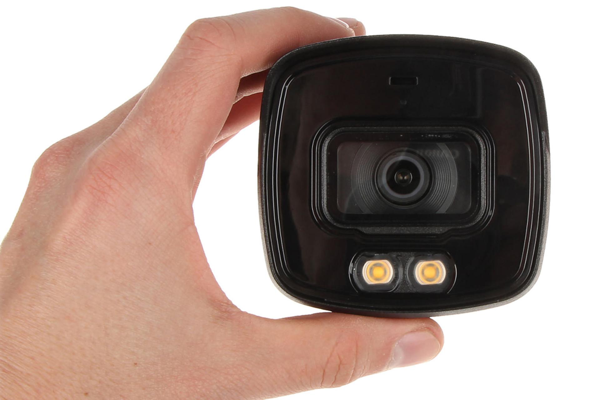 دوربین نظارتی داهوا Dahua DH-HAC-HFW1509TLM-A-LED در دست