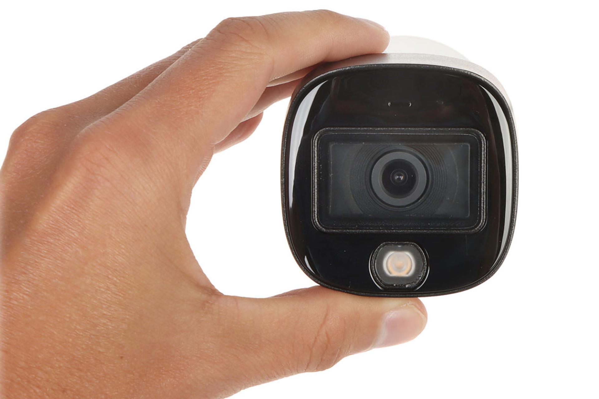 دوربین نظارتی داهوا Dahua DH-HAC-HFW1500CM-IL-A در دست