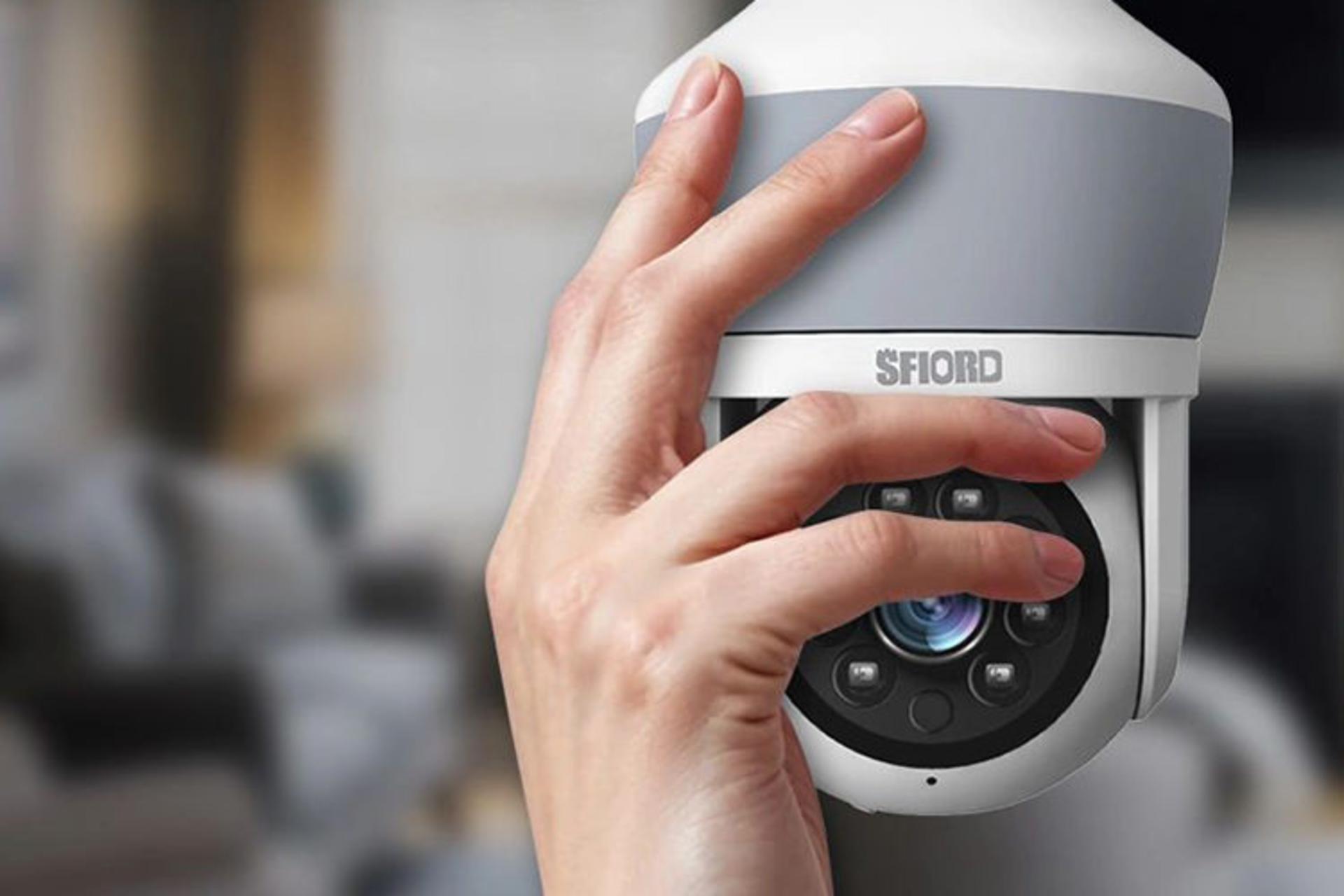 دوربین نظارتی اسفیورد Sfiord Z536 در دست