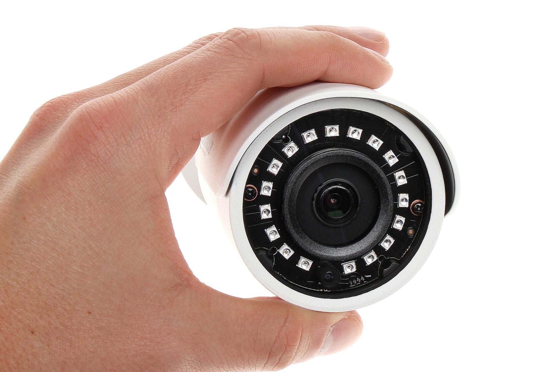 دوربین نظارتی داهوا Dahua DH-IPC-HFW1230S در دست