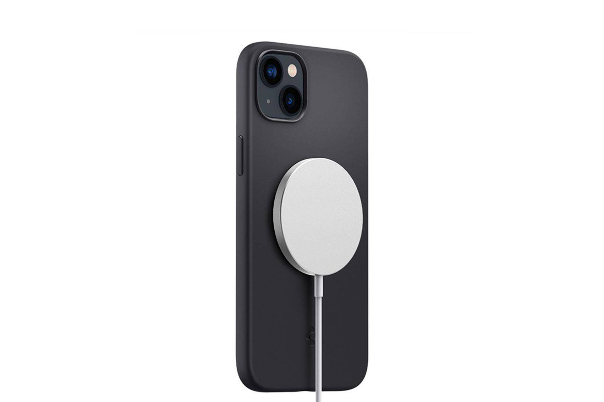 قاب گوشی اسپیگن Spigen Silicone Fit MagFit Apple iPhone 14 Plus رنگ مشکی روی گوشی متصل به شارژر