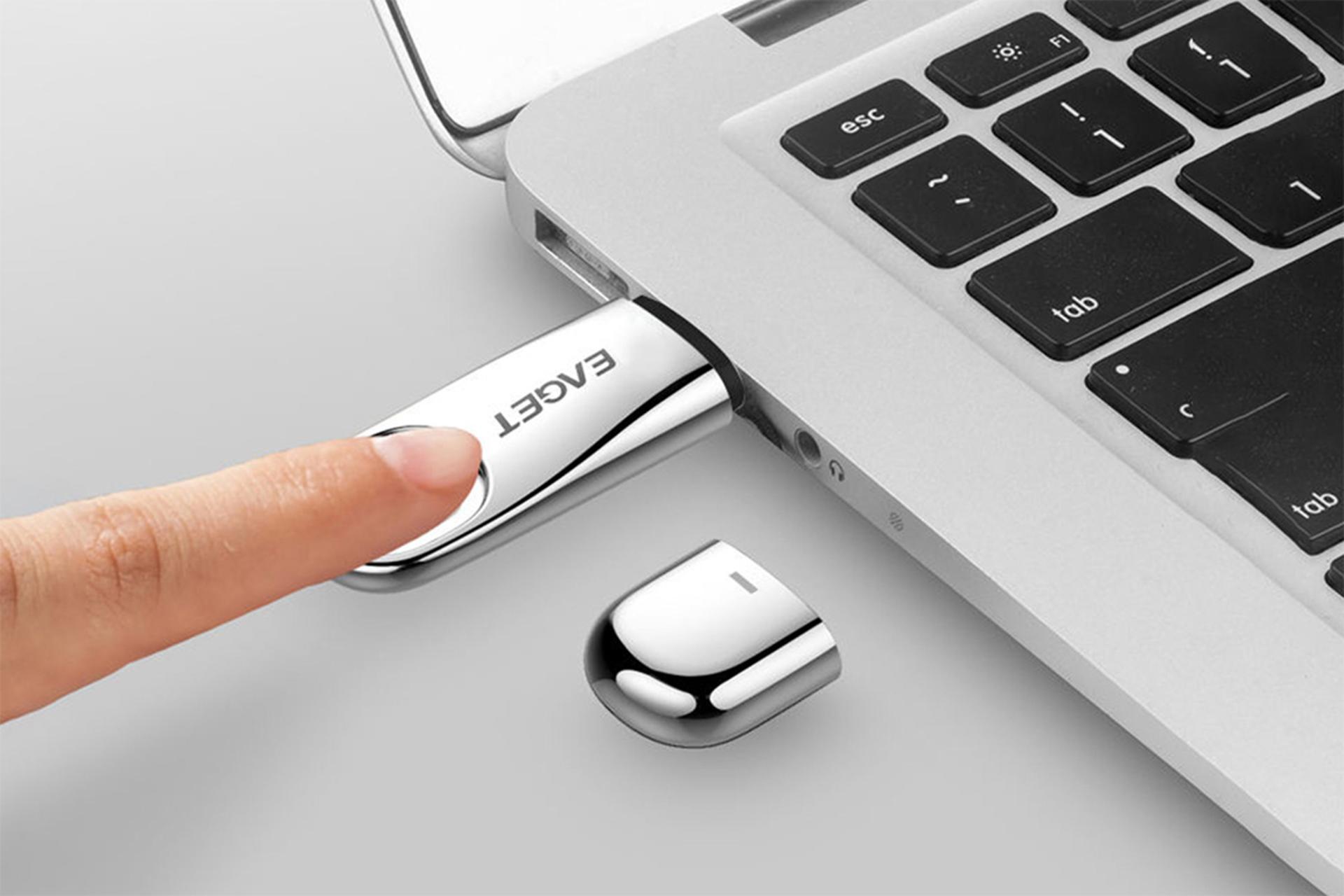 نمای درحال کار فلش مموری ایگت Eaget FU60 128GB USB 3.2