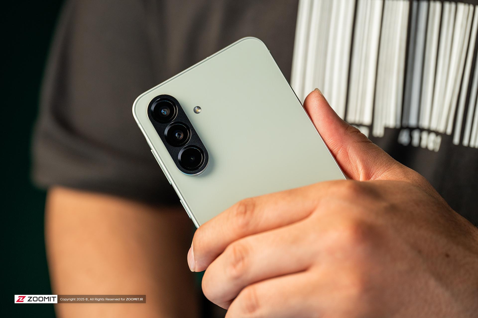 گلکسی A56 در دست، نمایی از دوربین‌های پشتی