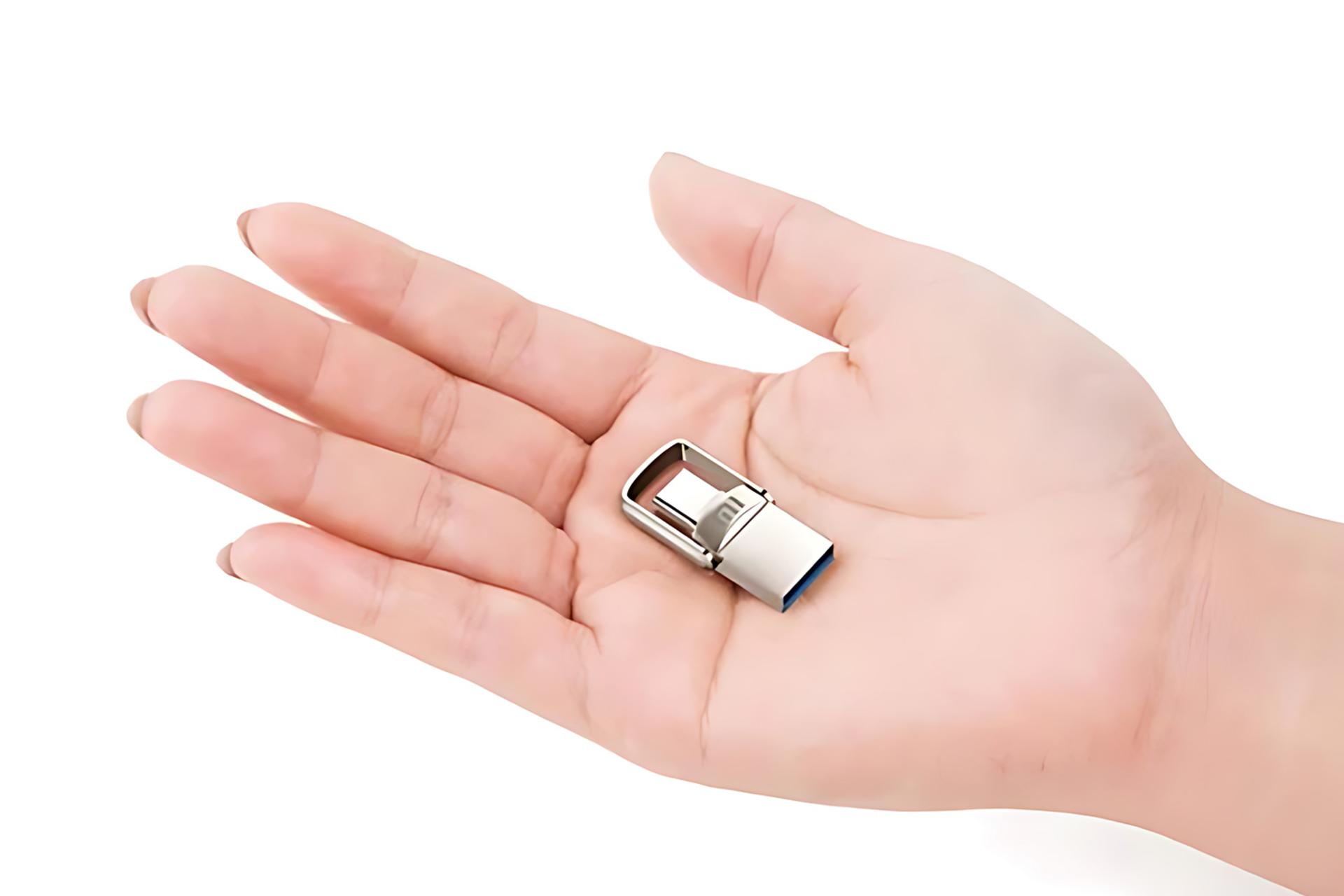ابعاد فلش مموری شیائومی Xiaomi CU20 2TB USB 3.0 در دست