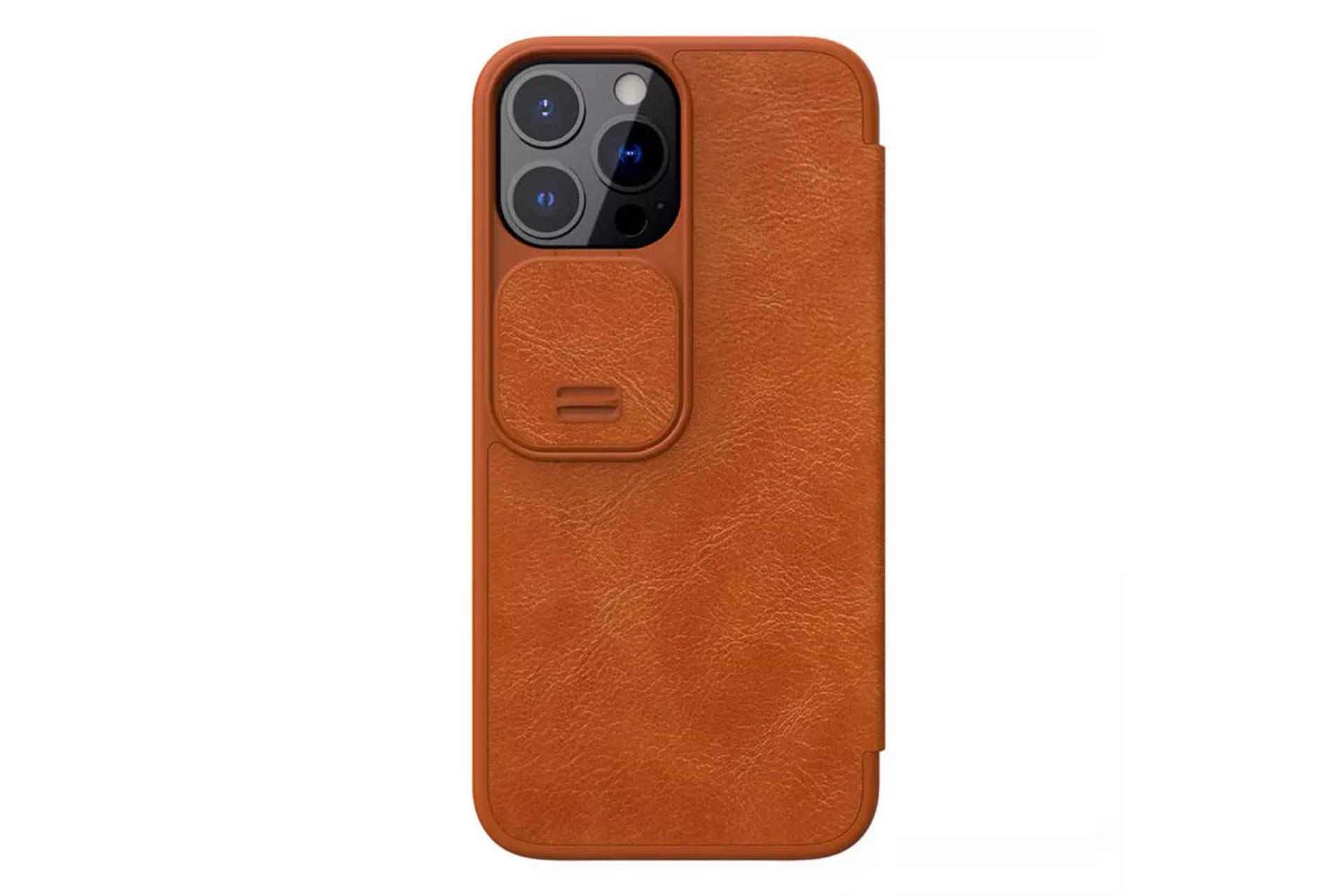نمای پشت کیف کلاسوری نیلکین مدل Qin Pro Leather مناسب اپل iPhone 13 Pro رنگ قهوه‌ای