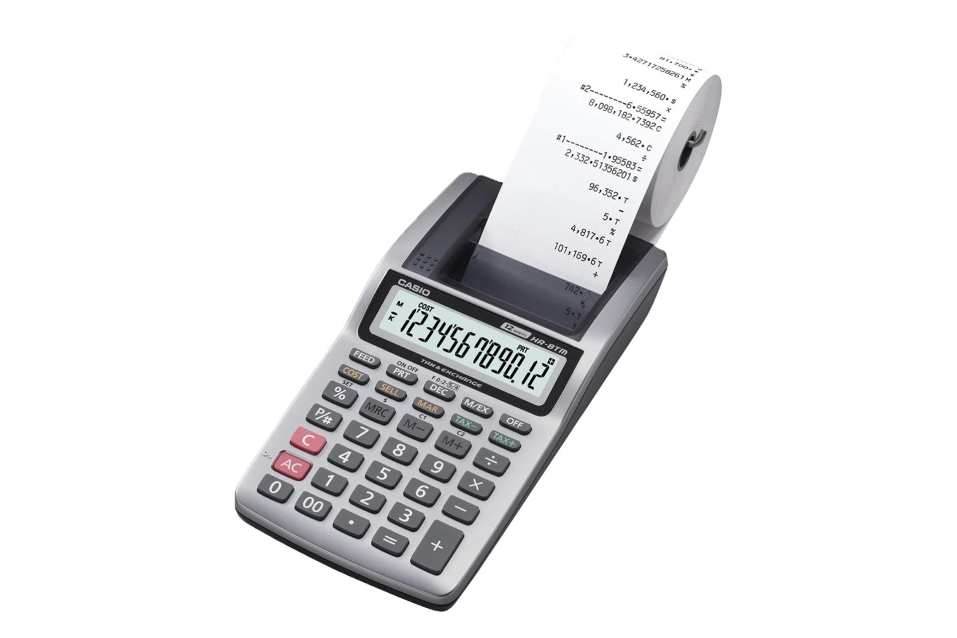 نمای نیمرخ ماشین حساب کاسیو HR-8TM با نمایشگر روشن و نمایش لوگو، صفحه کلید و چاپگر