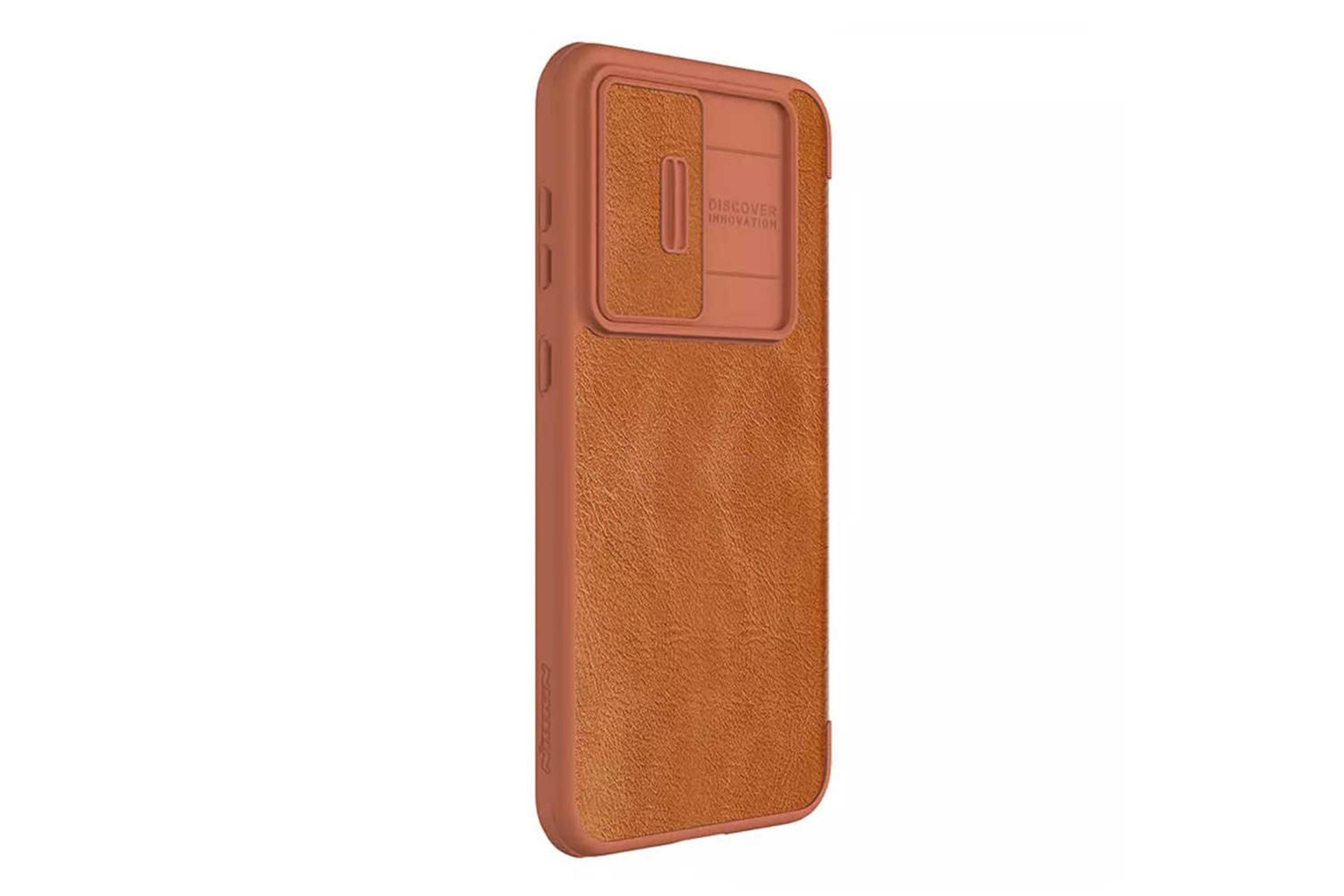 نمای سمت چپ کیف کلاسوری نیلکین مدل Qin Pro Leather مناسب سامسونگ Galaxy S23 FE رنگ قهوه‌ای