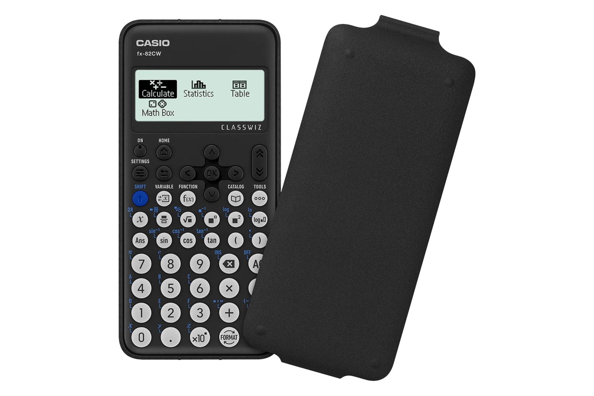 نمای کلی ماشین حساب کاسیو FX-82CW با نمایشگر روشن و نمایش کاور مخصوص