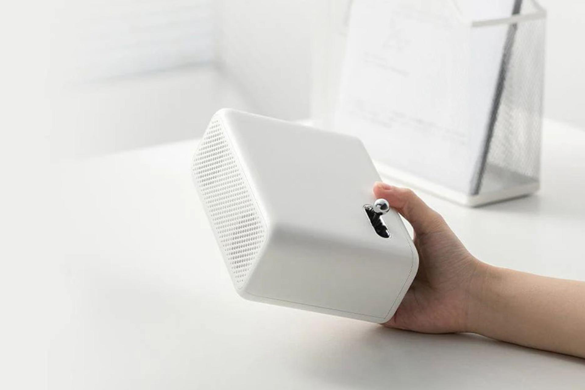 ویدیو پروژکتور شیائومی ونبو Xiaomi WANBO Mini Pro در دست