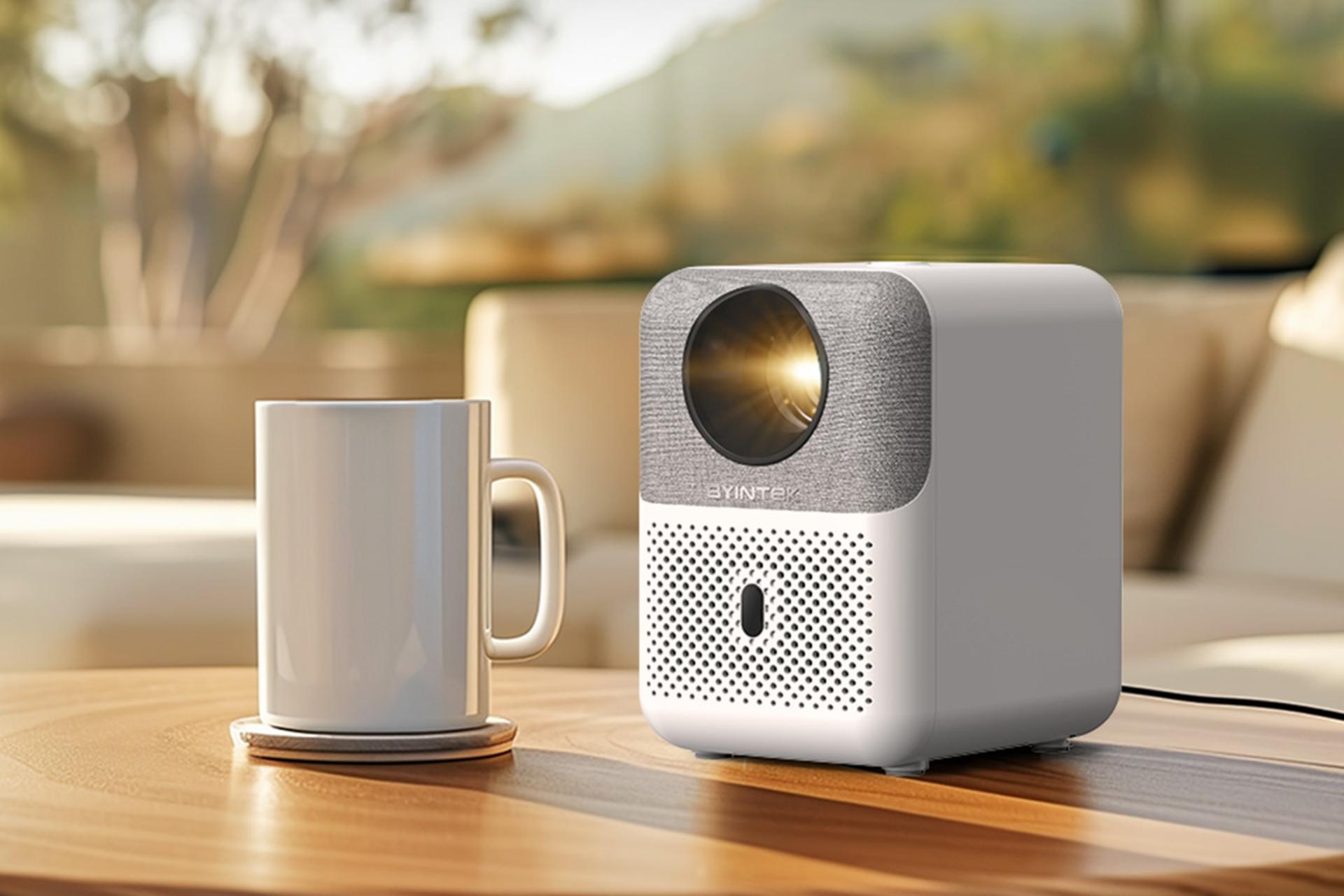 ویدیو پروژکتور بینتک BYINTEK LOVE U4 روی میز