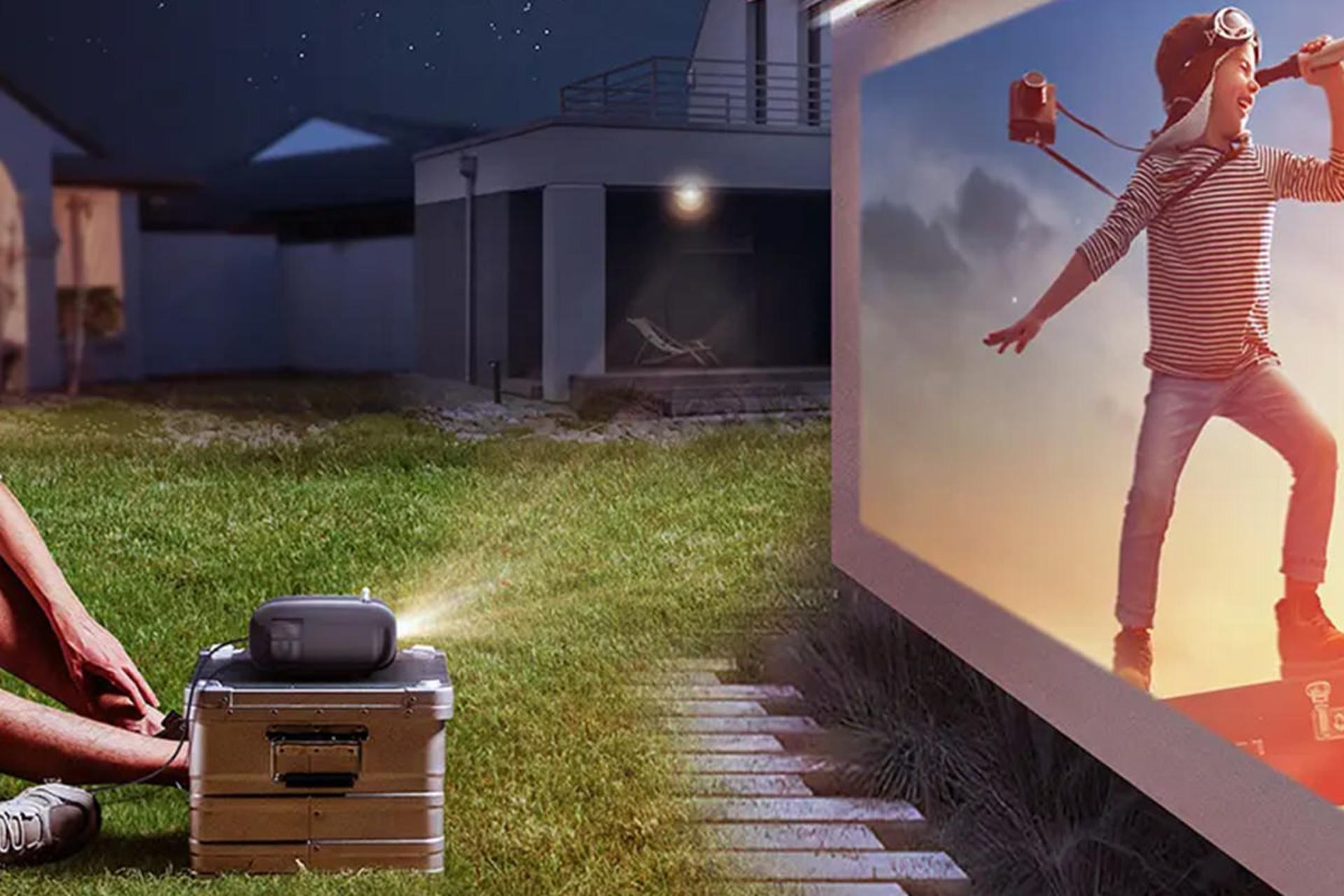 ویدیو پروژکتور بینتک BYINTEK K6 در حال پخش تصویر در فضای بیرونی