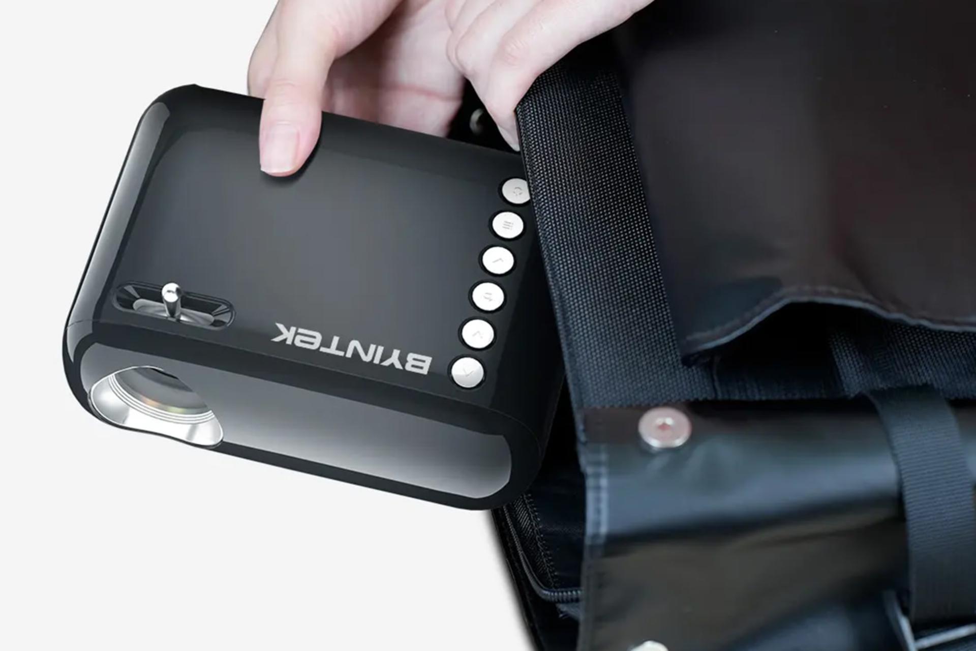 ویدیو پروژکتور بینتک BYINTEK K6 در دست