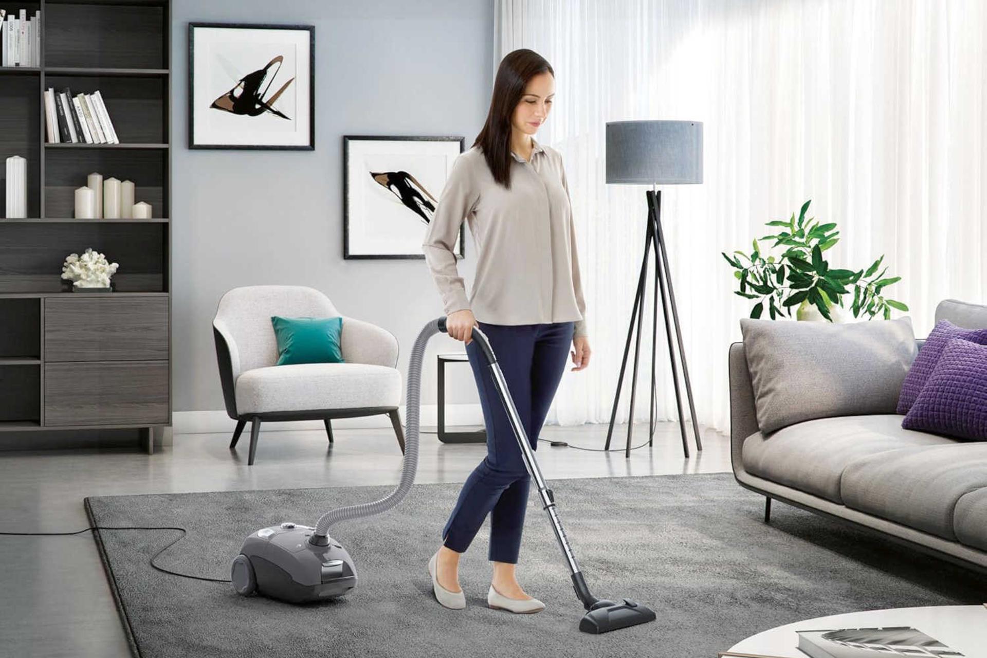 نمای سمت چپ جاروبرقی آ ا گ VX4-1-GM-T