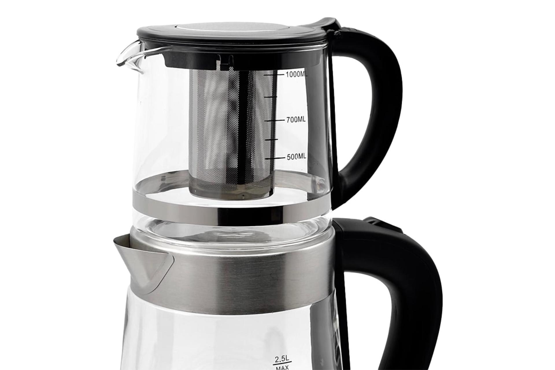 نمای نزدیک قوری چای ساز دسینی KD-5005 با نمایش درجه‌ی اندازه‌گیری