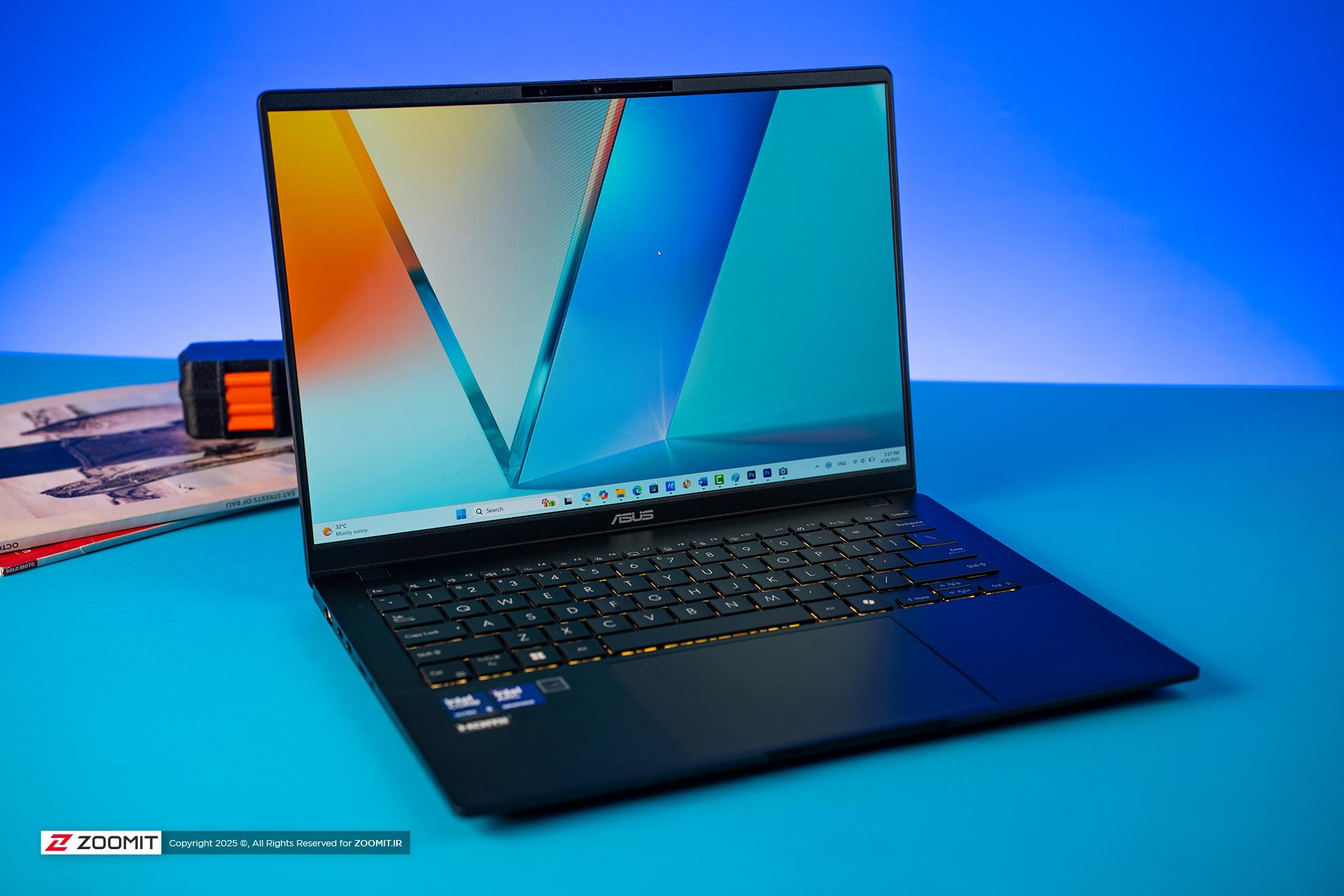 لپ تاپ روی میز