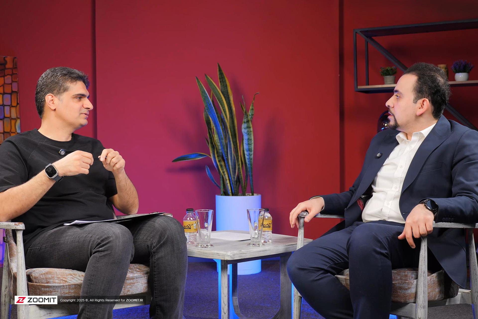 هم‌مدیرعامل جاب‌ویژن و مدیرعامل زومیت در استودیوی زومیت