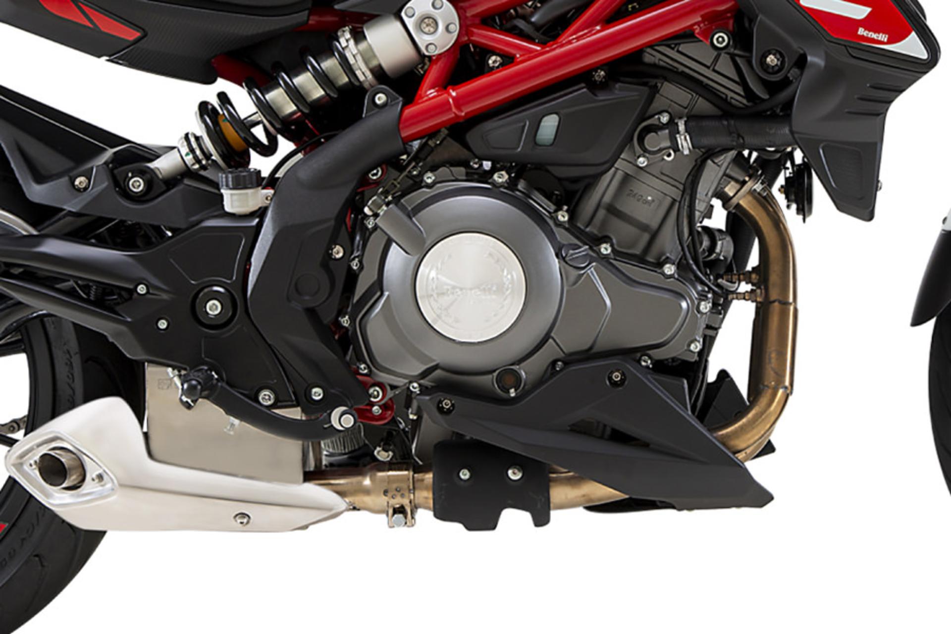 موتورسیکلت بنلی Benelli TNT 249S نمای پیشرانه