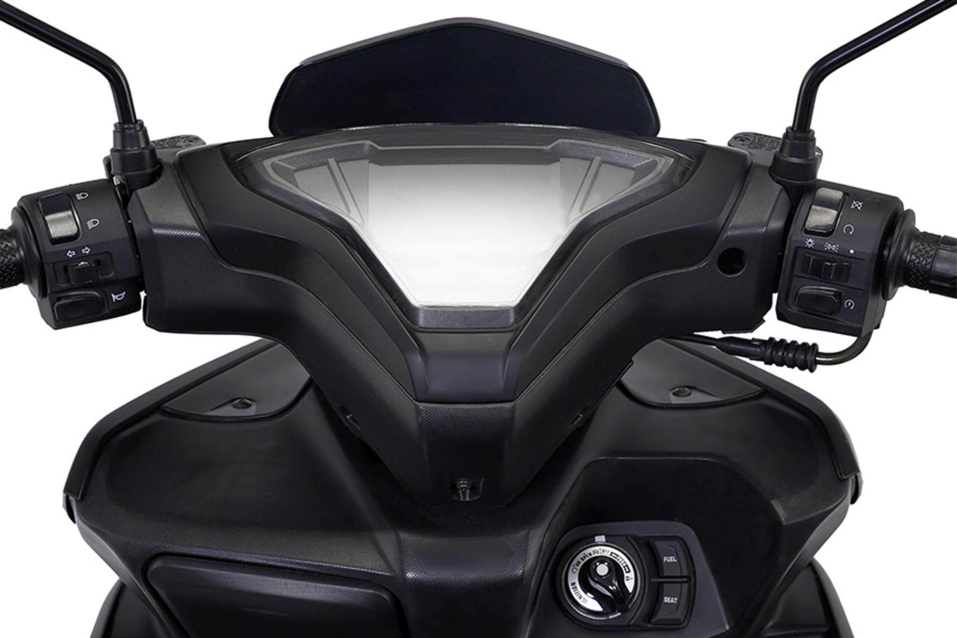 کبیر موتور طرح آیرومکس Kabir Motor RISE NVX 170 نمای پشت فرمان