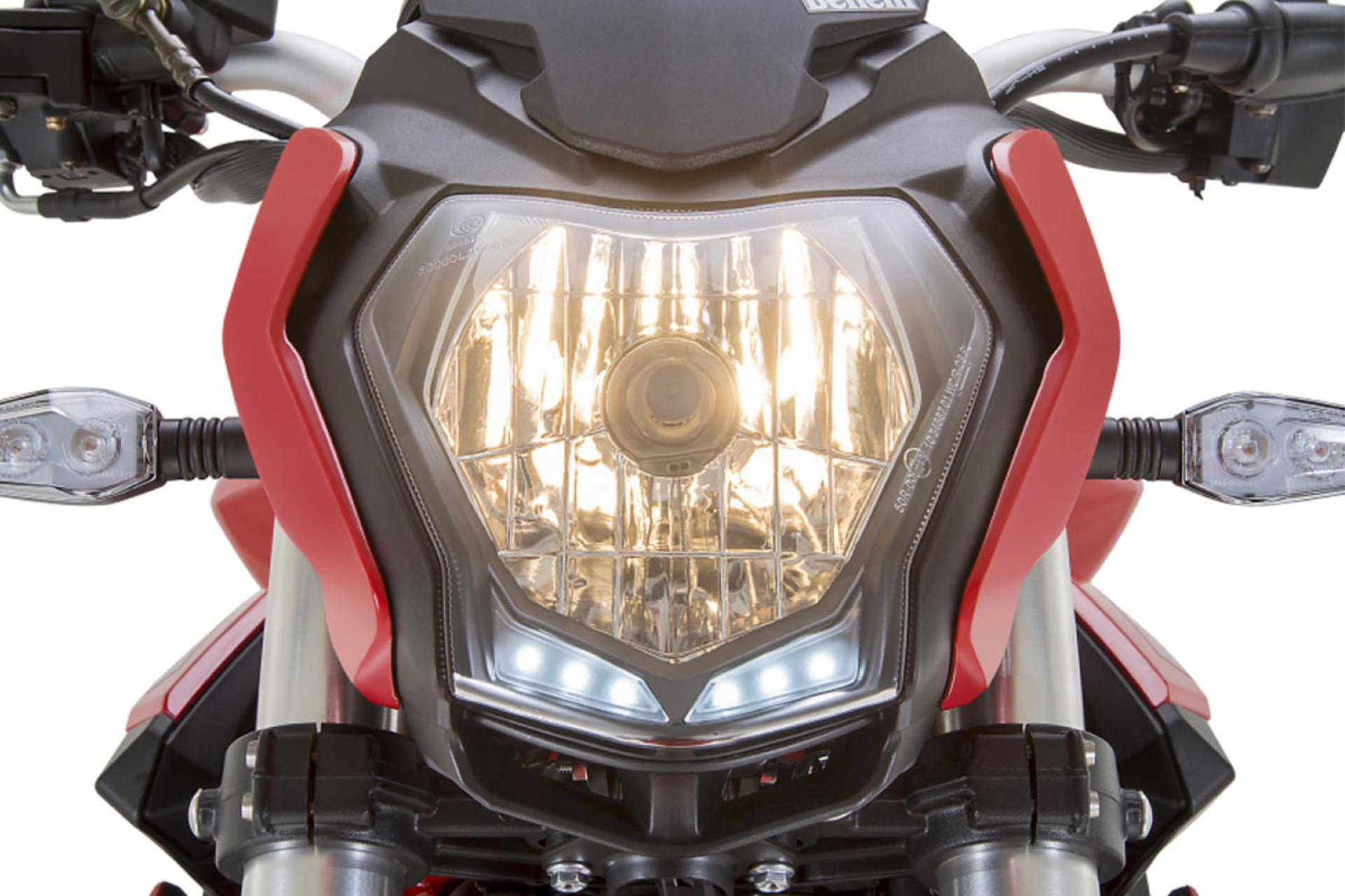 موتورسیکلت بنلی Benelli TNT 150i نمای چراغ جلو