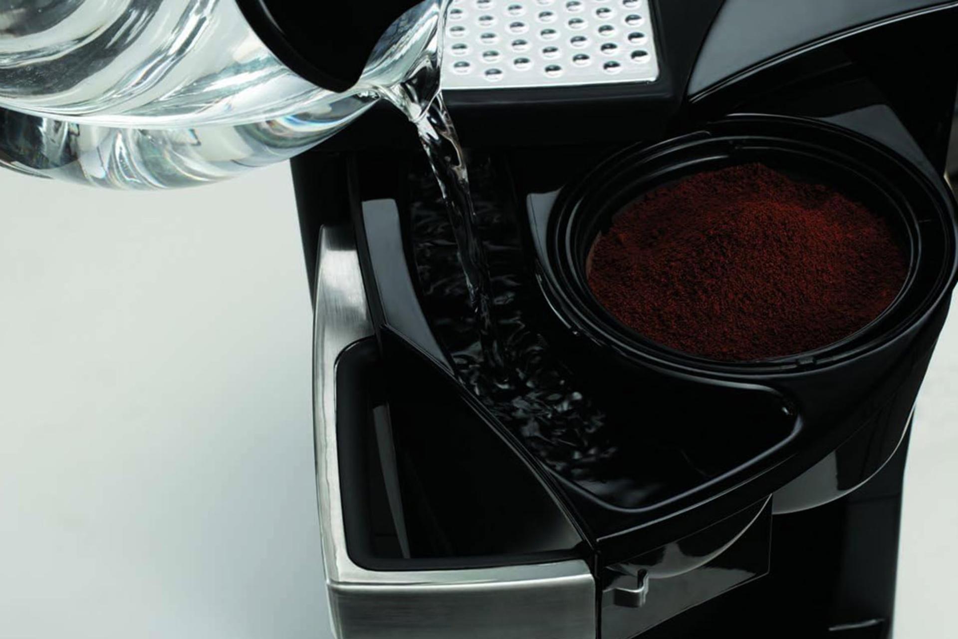 قهوه ساز دلونگی Delonghi ICM 40T در حال پر شدن با آب