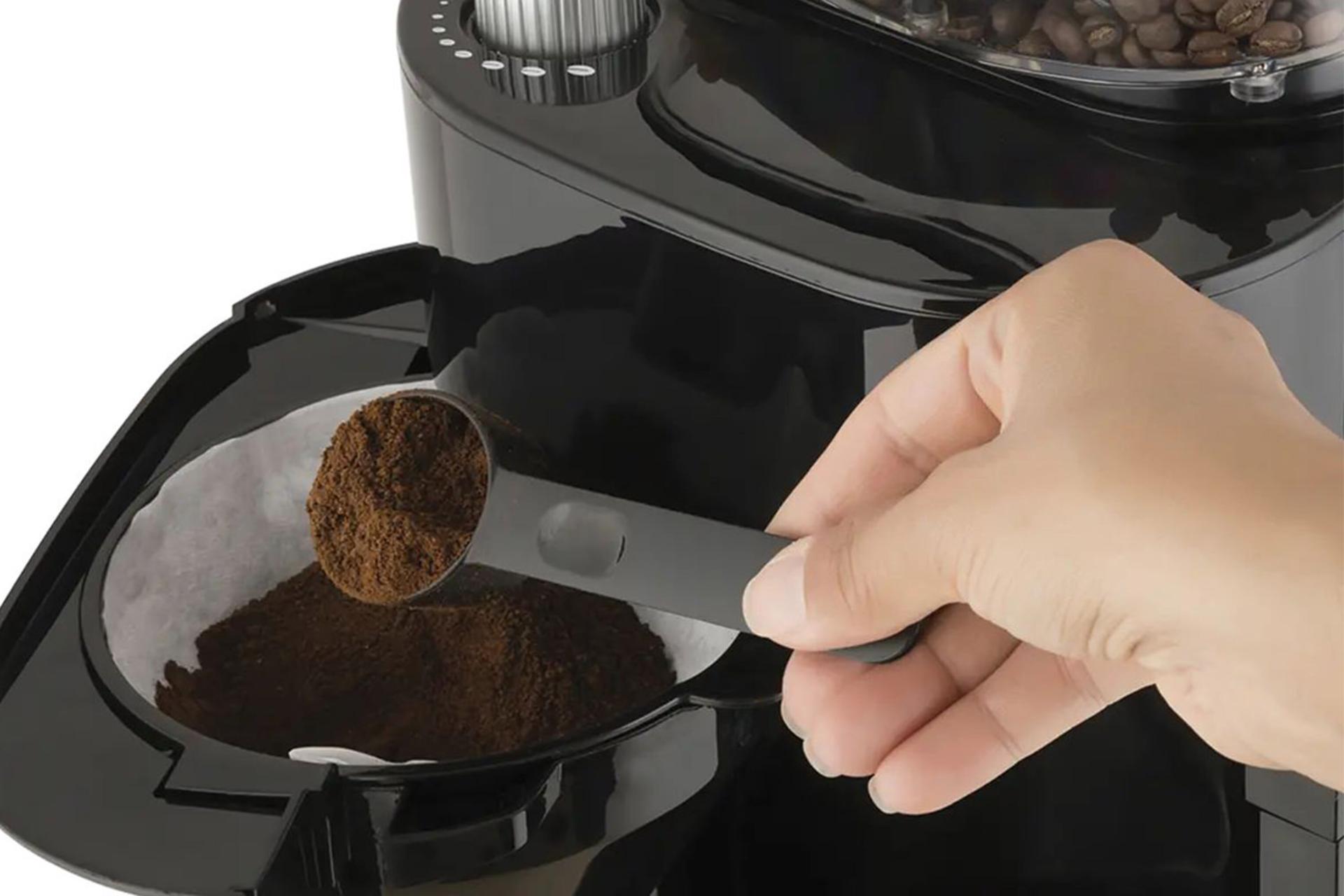 قهوه ساز فکر Fakir KM6151 نمای پیمانه با قهوه در دست