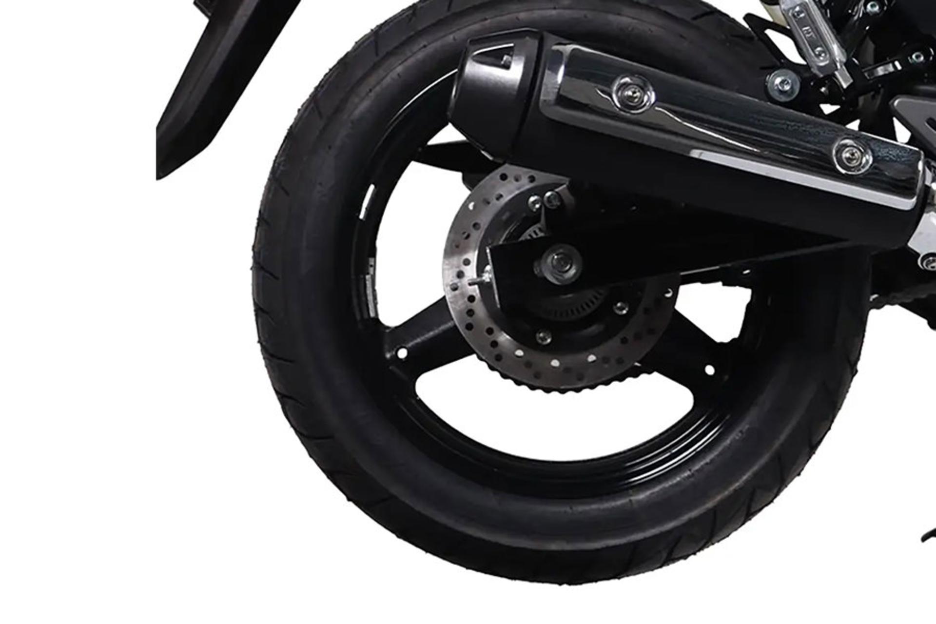موتورسیکلت سوزوکی Suzuki Inazuma 250 نمای چرخ عقب