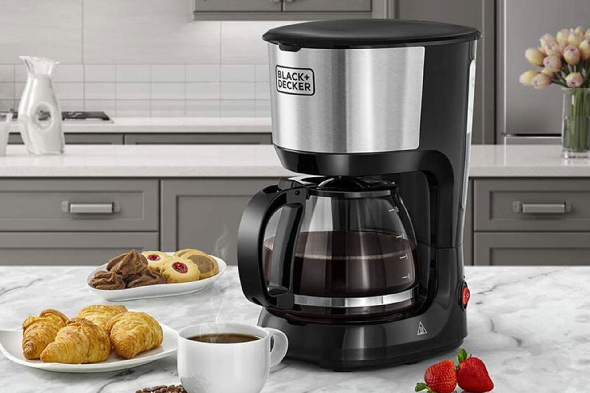 قهوه ساز بلک اند دکر BLACK+DECKER DCM750S-B5 روی میز
